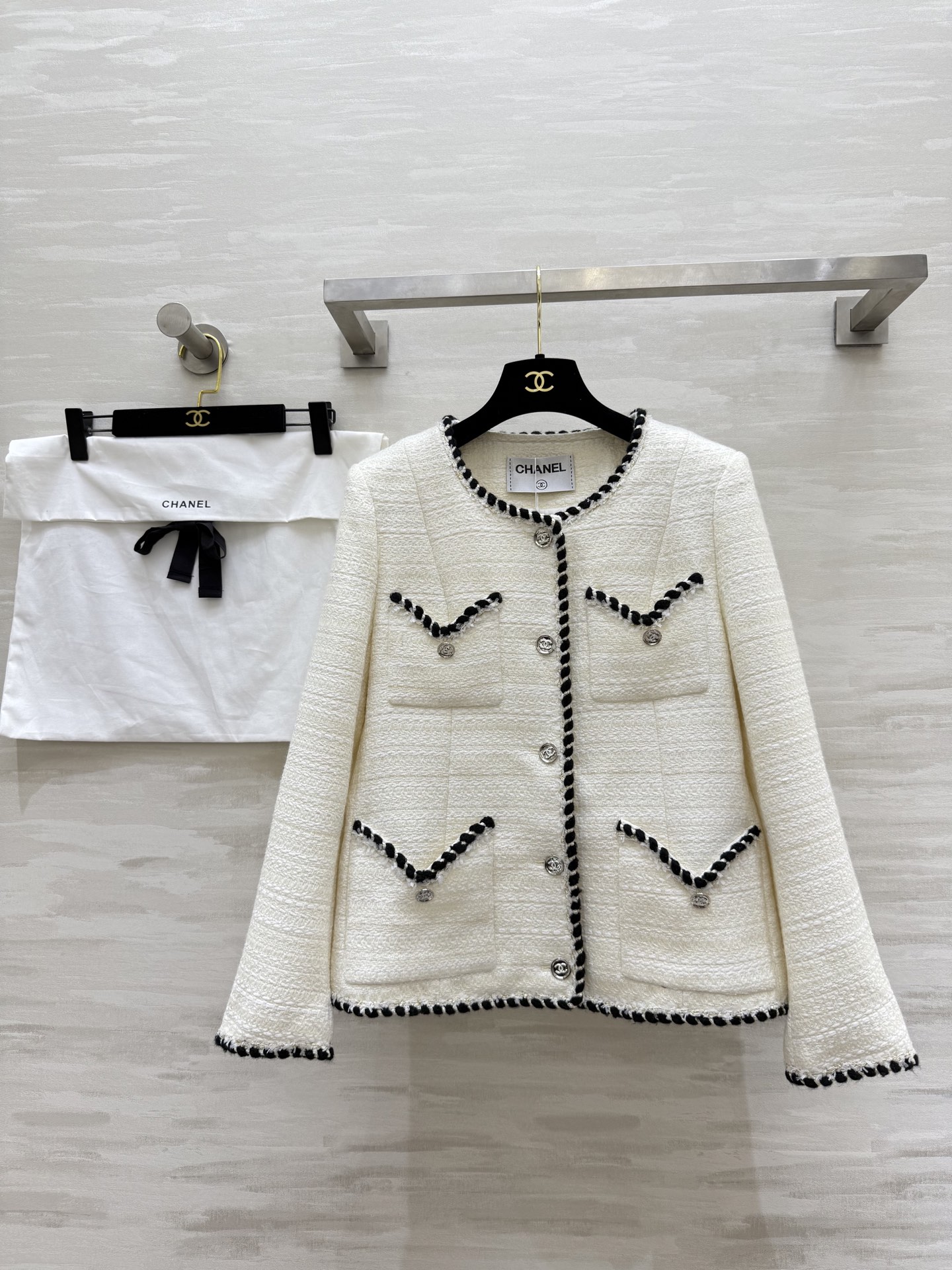 NO:470052,#CHANE Autumn and Winter New Wool Tweed Jacket Exclusive Edition Classic Four Pocket Elements Imported Fabric Wool Yarn Three-dimensional Cut Style Atmospheric Advanced Inner Silk Lining High Quality Spot First-time Size36/38/40 (36 Size Shoulder Width 37, Bust 92, Clothes Length 60, Chanel, Jackets & Coats, Real Silk, Alexander Wang19860909#CHANE秋冬新款 羊毛软呢外套 独家开版 经典四口袋元素 进口面料羊毛纱线 立体剪裁版型大气高级 内里真丝里衬 高品质 现货首发size36/38/40（36码肩宽37,胸围92,衣长60,,chanel,jackets & coats,real silk,alexander wang,Women's clothing