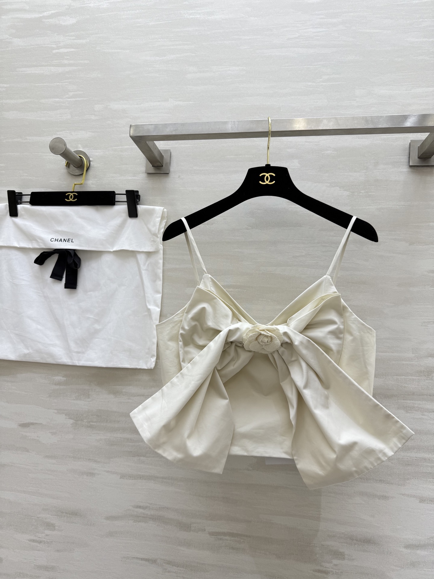 NO:470065,#Chanecoco Girl bow sling vest Heavy industry three-dimensional flowers Bow embellishment sweet and cute Customized flower buckle with mold opening high quality Spot first-time size36/38/40 (36 size bust 84, no shoulder strap length 31), Chanel,alexander wang19860909#Chanecoco女孩蝴蝶结吊带背心 重工立体花朵 蝴蝶结点缀甜美可爱 开模定制花扣 高品质 现货首发size36/38/40（36码胸围84,不含肩带衣长31）,,chanel,alexander wang,Women's clothing