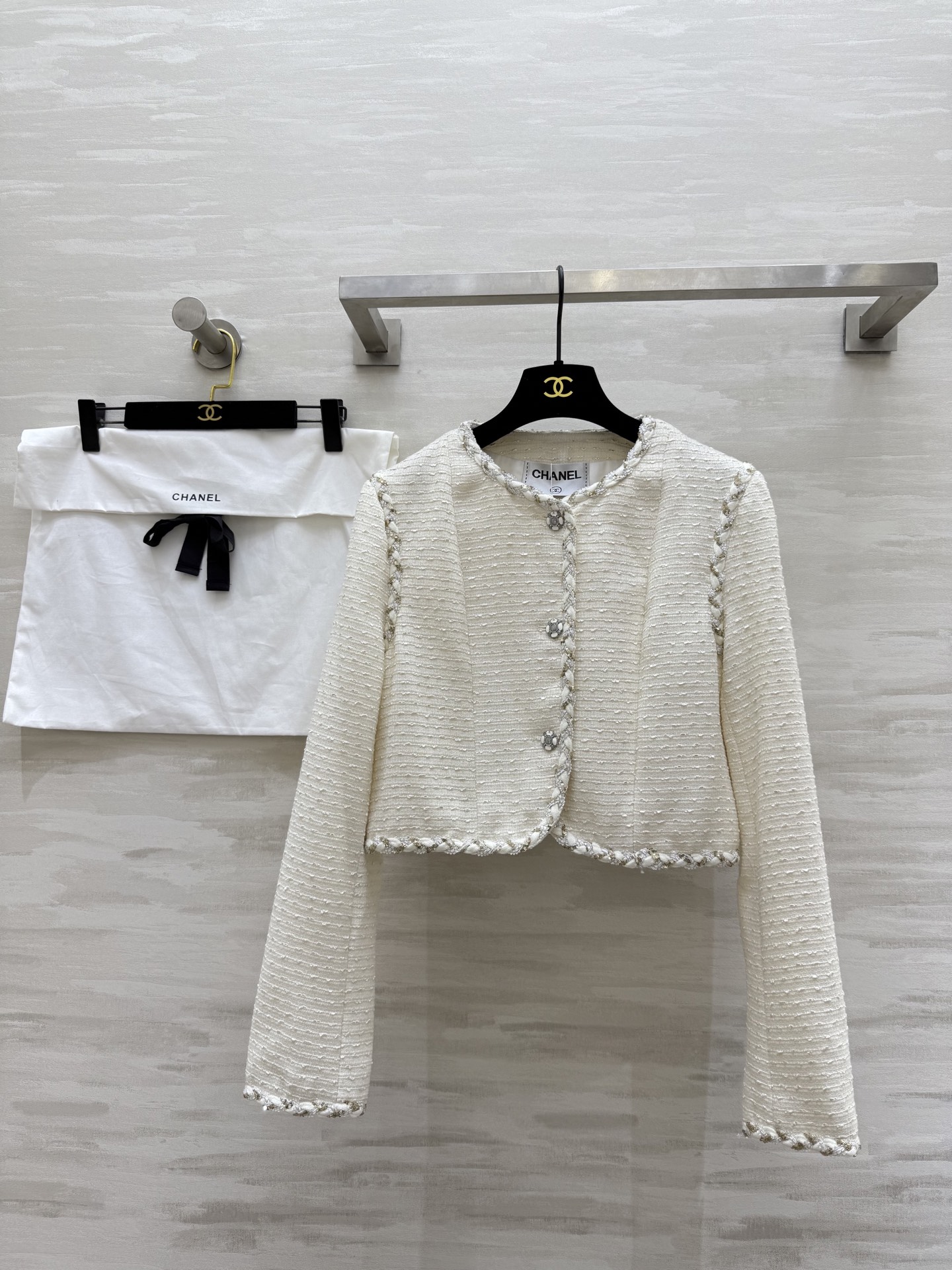 NO:470079,#Chane new autumn and winter wool soft tweed jacket Customized woven fabric Three-dimensional tailoring style Customized flower buckle exquisite and high-quality High-quality Spot first-time size36/38/40 (36 size shoulder width 36, bust 88, length 40), Chanel, jackets & coats, alexander wang19860909#Chane秋冬新款 羊毛软花呢外套 定制编织面料 立体剪裁版型 开模定制花扣精致高级 高品质 现货首发size36/38/40（36码肩宽36,胸围88,衣长40）,,chanel,jackets & coats,alexander wang,Women's clothing