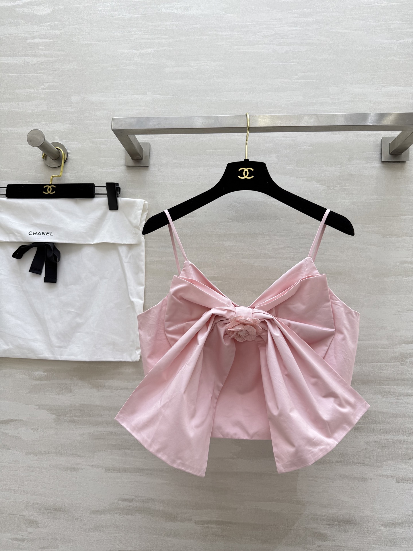 NO:470030,#Chanecoco Girl bow sling vest Heavy industry three-dimensional flowers Bow embellishment sweet and cute Customized flower buckle with mold opening high quality Spot first-time size36/38/40 (36 size bust 84, no shoulder strap length 31), Chanel,alexander wang19860909#Chanecoco女孩蝴蝶结吊带背心 重工立体花朵 蝴蝶结点缀甜美可爱 开模定制花扣 高品质 现货首发size36/38/40（36码胸围84,不含肩带衣长31）,,chanel,alexander wang,Women's clothing