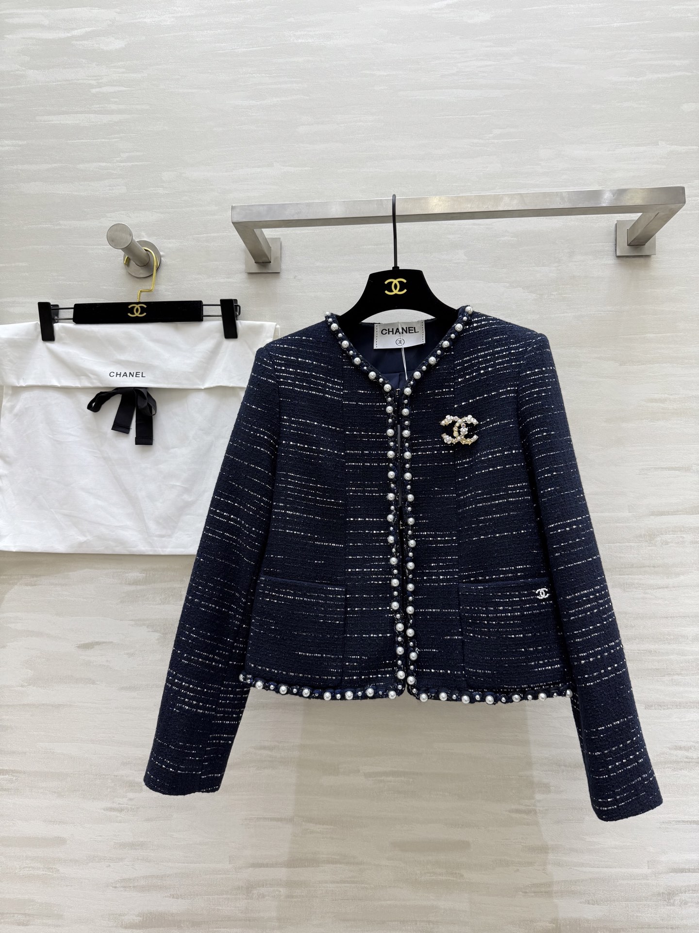 NO:470048,#Chane autumn and winter new style pearl edge soft tweed jacket Exclusive customization Use imported fabrics with pearl lace, fragrant grandma is full of flavor, button color matching brings a sense of detail to the clothes. The three-dimensional tailoring is crisp and stylish, with strong lines. Delivery exquisite custom brooch High quality Spot first-time size36/38/40 (36 size shoulder width 37, bust 90, length 49), Chanel, jackets & coats, brooch, breastpin, alexander wang19860909#Chane秋冬新款 珍珠边软花呢外套 独家定制 采用进口面料搭配珍珠花边 香奶奶味道十足 扣子配色更是给衣服带来了细节感 立体剪裁版型挺括有型 线条感强 配送精美定制胸针 高品质 现货首发size36/38/40（36码肩宽37,胸围90,衣长49）,,chanel,jackets & coats,brooch，breastpin,alexander wang,Women's clothing