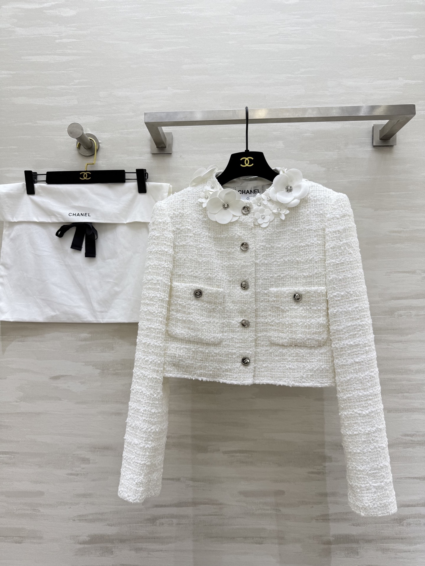 NO:470060,#Chane autumn and winter new style three-dimensional flower decorative jacket Customized checked woven fabric Heavy weight Three-dimensional handmade small flowers are exquisite and elegant High quality Spot first-time size36/38/40 (36 size shoulder width 39, bust 96, 40 length, chanel, jackets & coats, alexander wang19860909#Chane秋冬新款 立体花朵装饰外套 定制格纹编织面料 重磅有分量 立体手工小花朵装饰精致优雅 高品质 现货首发size36/38/40（36码肩宽39,胸围96,衣长40,,chanel,jackets & coats,alexander wang,Women's clothing