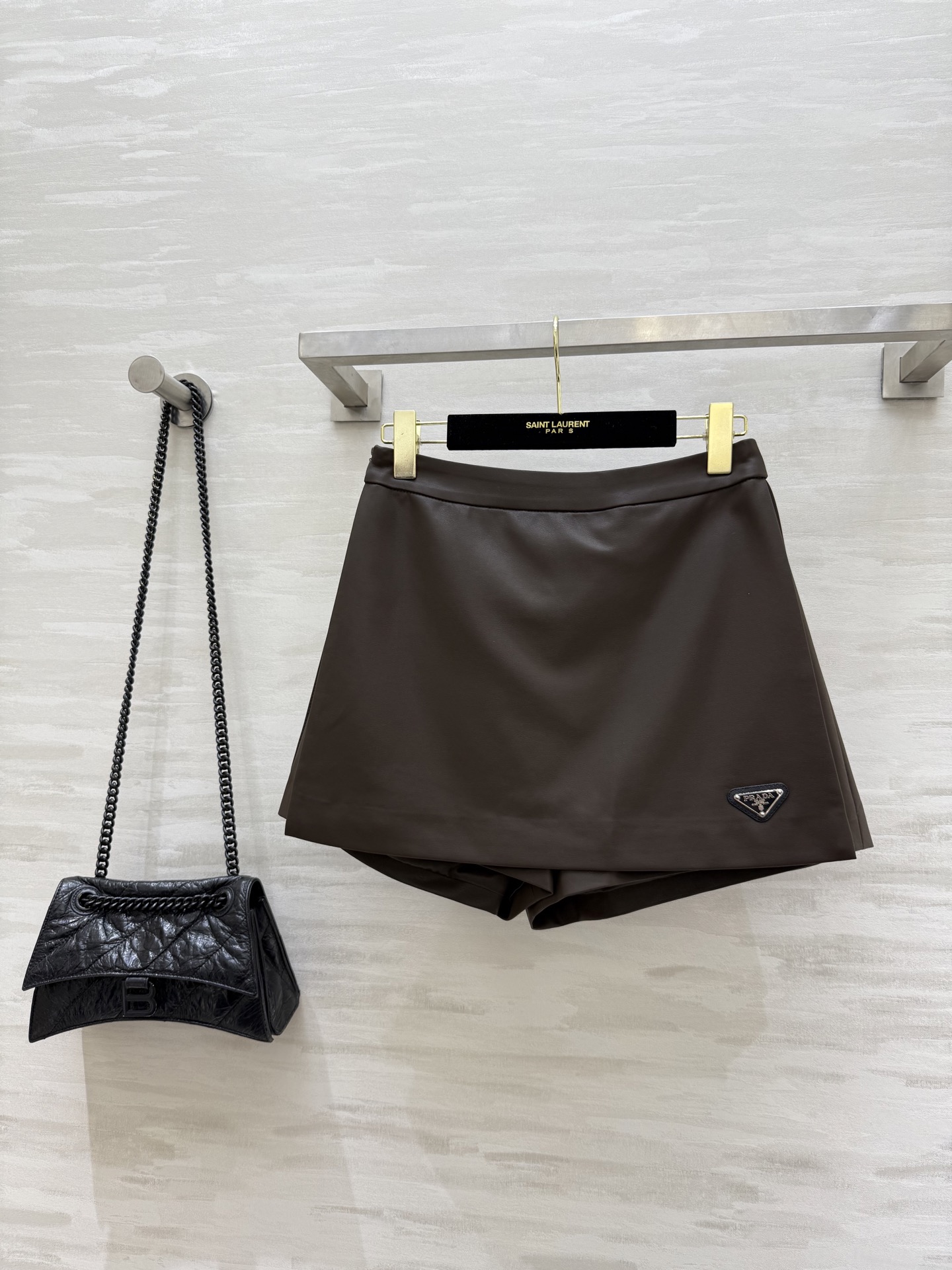 NO:470067,#Prad autumn and winter new environmentally friendly leather pants skirt playful and fashionable inner anti-exposure safety pants design three-dimensional tailoring style high-quality customization spot first-time sizeS/M/L/XL (M size waist 70, hip circumference 96, clothing length 35), prada, skirts, alexander wang19860909#Prad秋冬新款环保皮裤裙 俏皮时髦 内里防走光安全裤设计 立体剪裁版型 高品质定制 现货首发sizeS/M/L/XL（M码腰围70,臀围96,衣长35）,,prada,skirts,alexander wang,Women's clothing