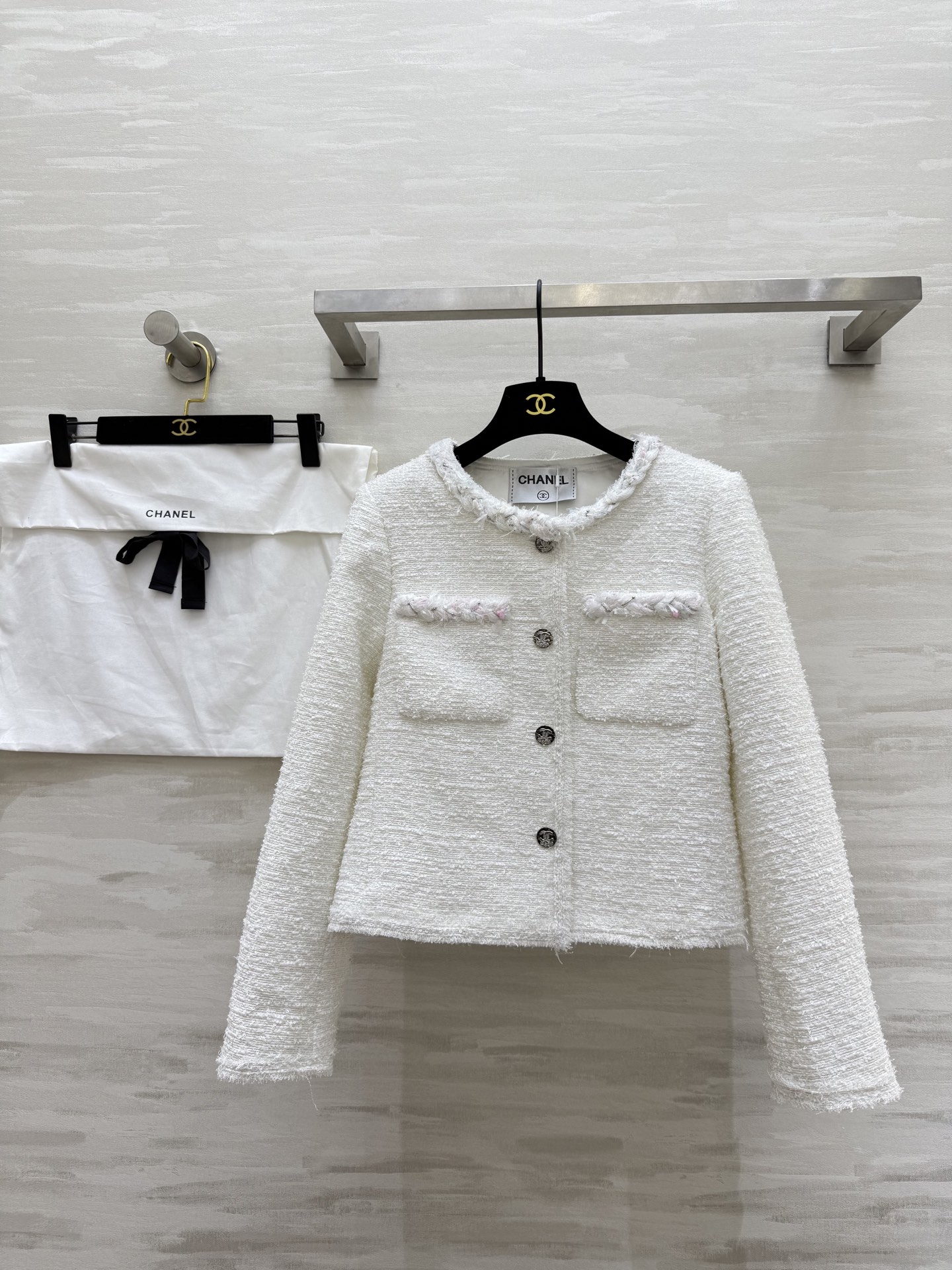 NO:470091,#CHANE autumn and winter new style tweed jacket exclusively launched Customized color lace with camellia silk lining The color scheme is really clean and high-end, the style is crisp and stylish, the upper body is full of wealth, high-quality customization Spot first-time size36/38/40 (36 size shoulder width 36, bust 92, and length 50), Chanel, jackets & coats, real silk, alexander wang19860909#CHANE秋冬新款 花呢外套 独家开版 定制彩色花边搭配山茶花真丝里衬 配色真的很干净高级 版型挺括有型 上身名媛千金感十足 高品质定制 现货首发size36/38/40（36码肩宽36,胸围92,衣长50）,,chanel,jackets & coats,real silk,alexander wang,Women's clothing