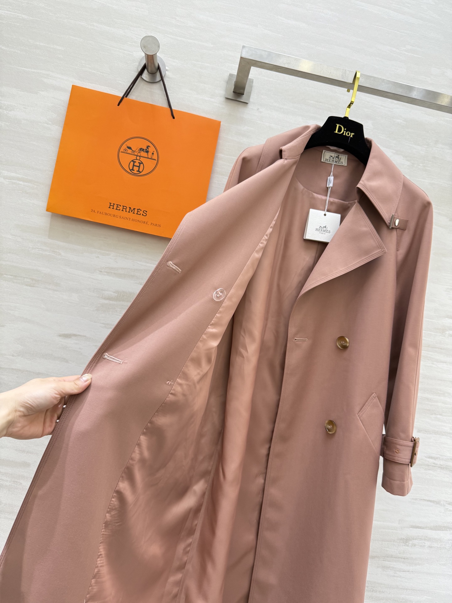 #Herme♡²⁵早秋新款 撞色翻领长款风衣 高品质定制 现货首发size：S/M/L（M码胸围：98，