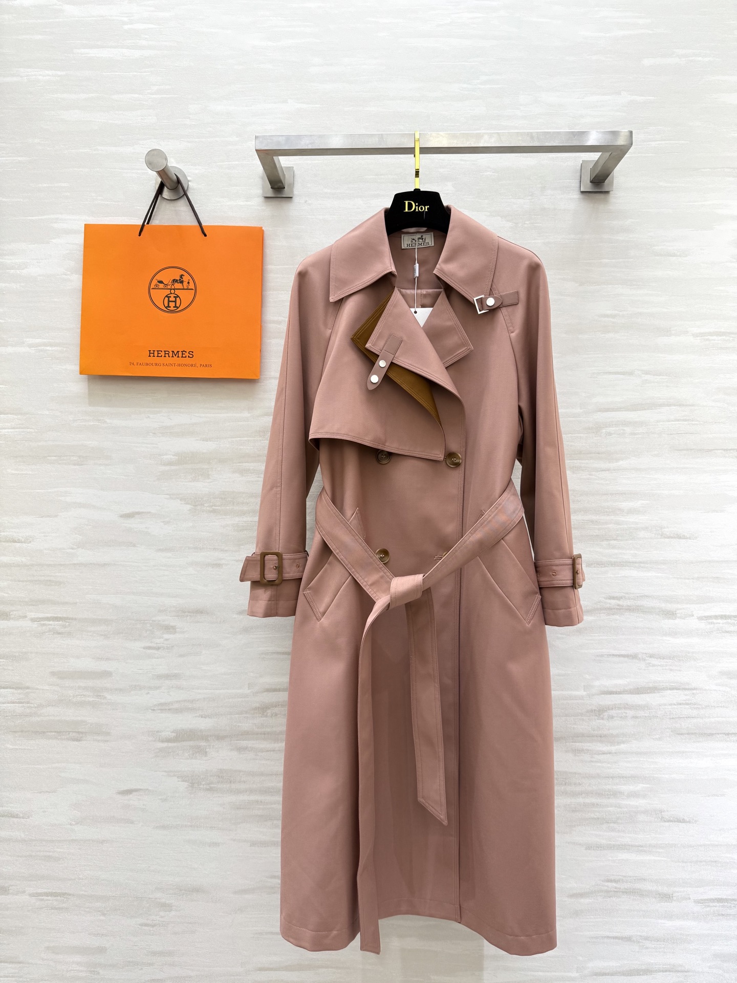 NO:470120,#Herme early autumn new style contrasting lapel long windbreaker high quality customization spot first sizeS/M/L (M size bust 98, 109 length), hermes, alexander wang19860909#Herme早秋新款 撞色翻领长款风衣 高品质定制 现货首发sizeS/M/L（M码胸围98,衣长109）,,hermes,alexander wang,Women's clothing