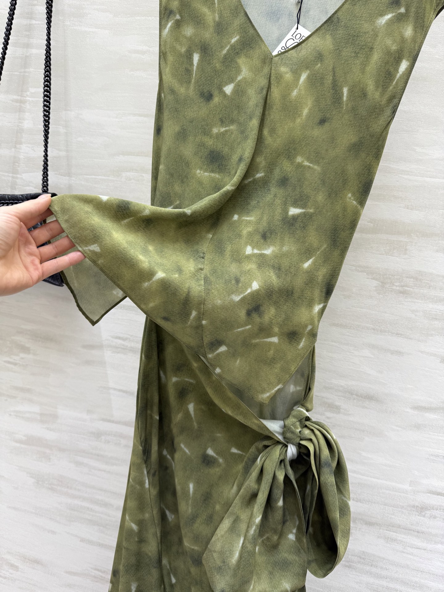 #Loew♡²⁵度假系列 真丝v领长裙 高品质定制 现货首发size：M/L/XL（）