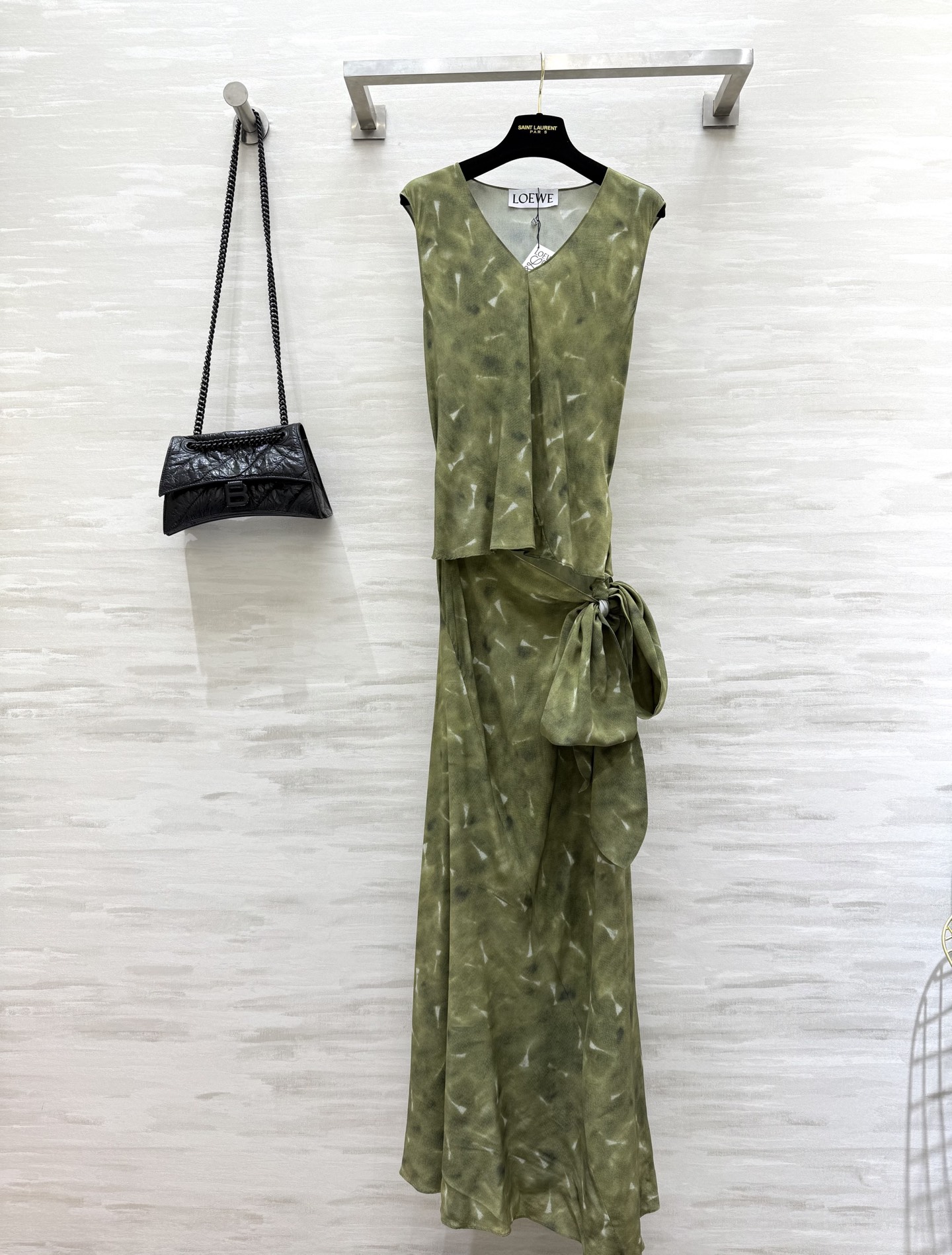 NO:471604,#Loew Vacation Series Silk V-neck Long Skirt High Quality Customization Spot First-time SizeM/L/XL,,loewe,skirts,real silk,alexander wang19860909#Loew度假系列 真丝v领长裙 高品质定制 现货首发sizeM/L/XL,,loewe,skirts,real silk,alexander wang,Women's clothing