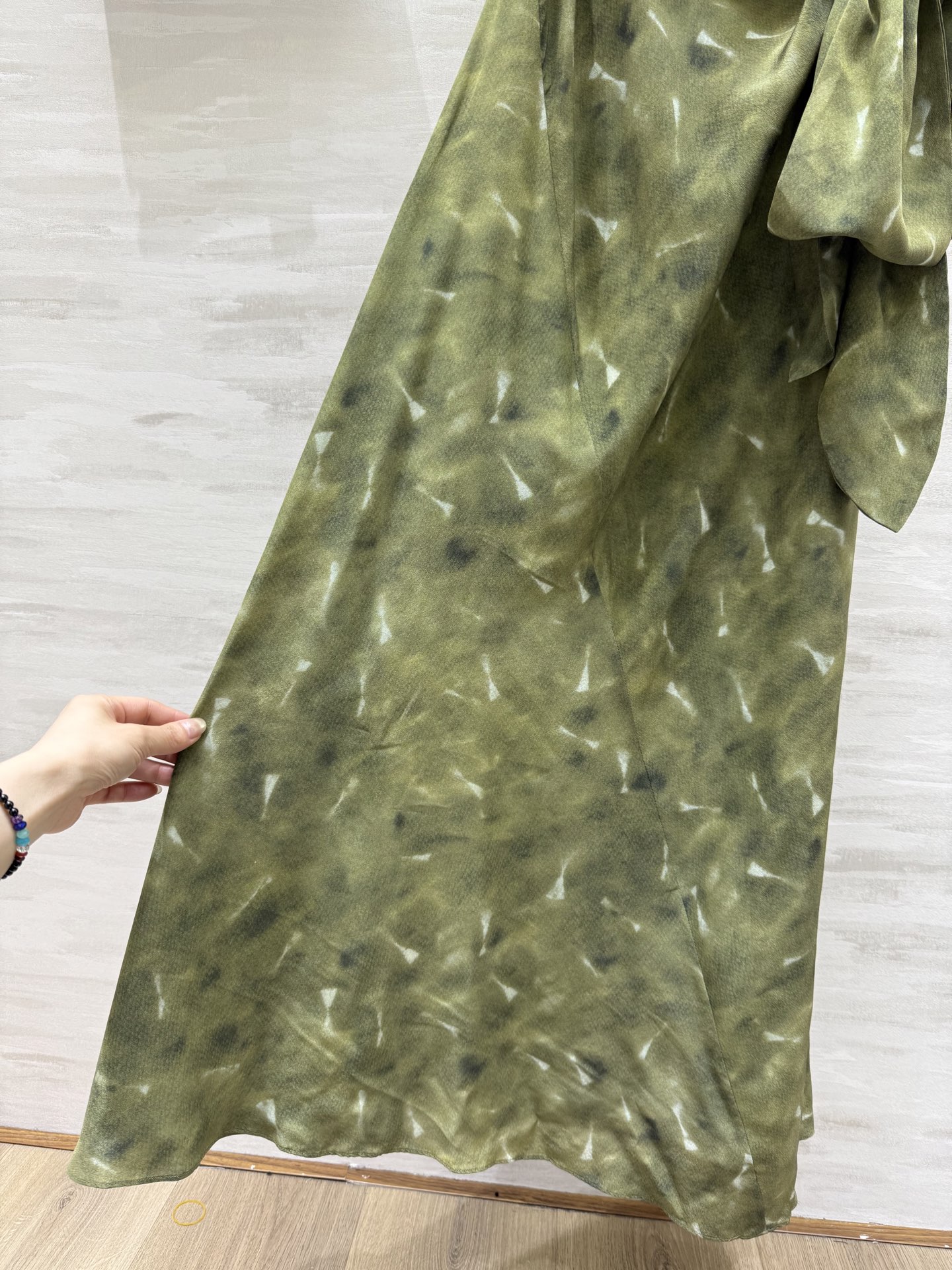 #Loew♡²⁵度假系列 真丝v领长裙 高品质定制 现货首发size：M/L/XL（）