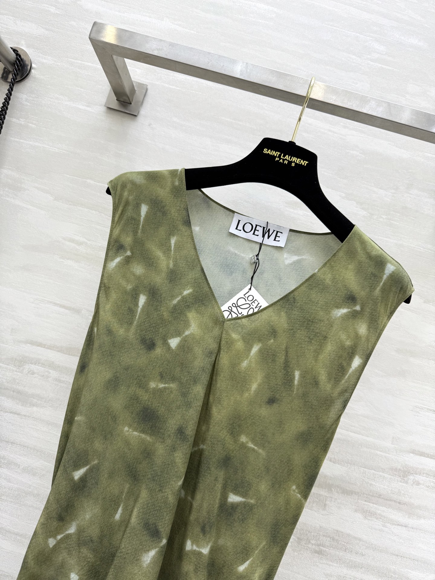 #Loew♡²⁵度假系列 真丝v领长裙 高品质定制 现货首发size：M/L/XL（）