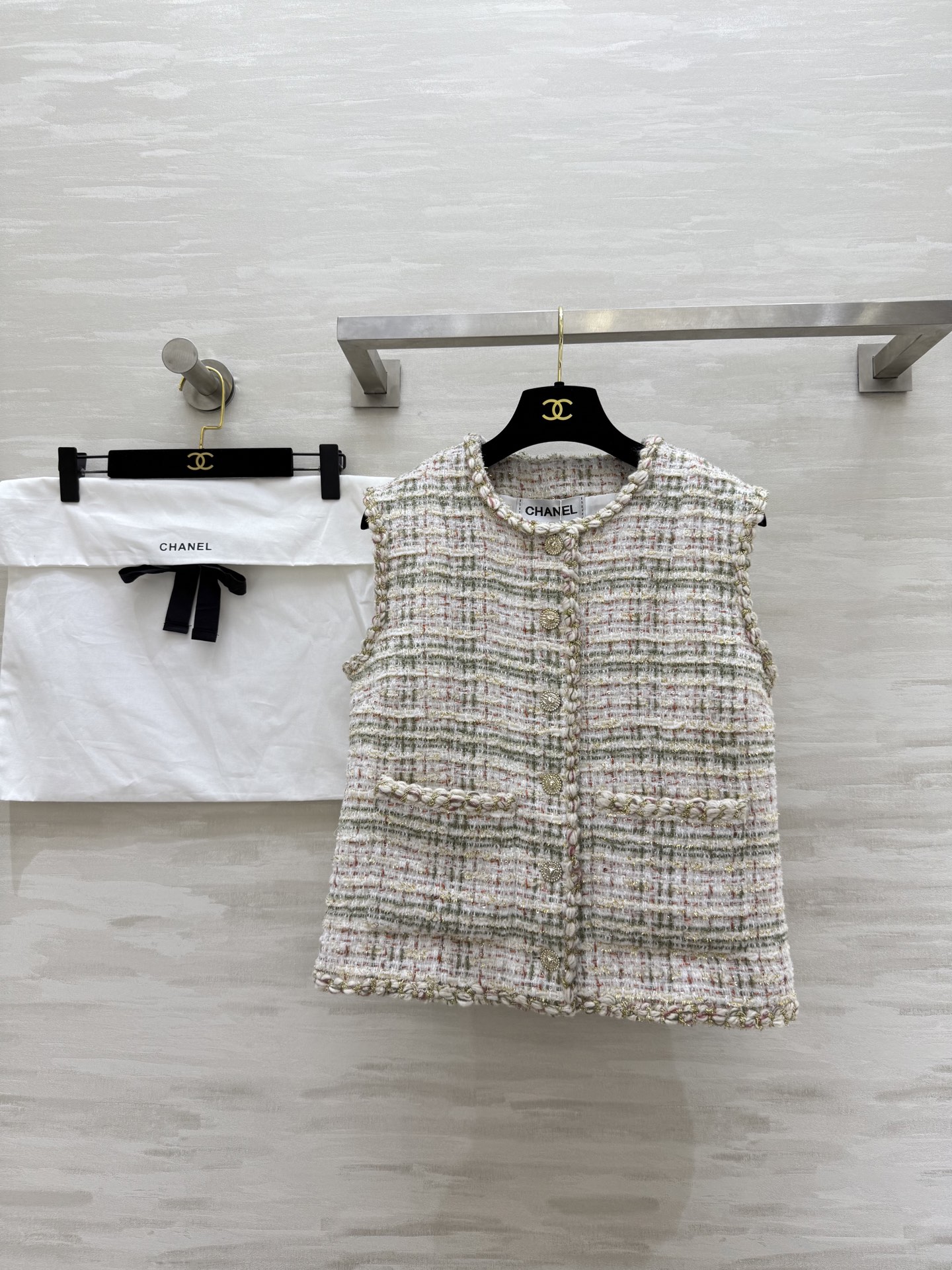 NO:471608,#Chane's new woven vests with autumn and winter, customized special yarn woven soft tweed fabric, pure hand-woven lace decoration, classic double pockets, three-dimensional tailoring H-shaped upper body, huge slim, high quality, spot first-time size36/38/40 (size s bust 88, 50 length),,chanel,alexander wang19860909#Chane秋冬新款编织马甲 定制特种纱编织软花呢面料 纯手工交织花边装饰 经典双口袋 立体剪裁H版型上身巨显瘦 高品质 现货首发size36/38/40（s码胸围88,衣长50）,,chanel,alexander wang,Women's clothing