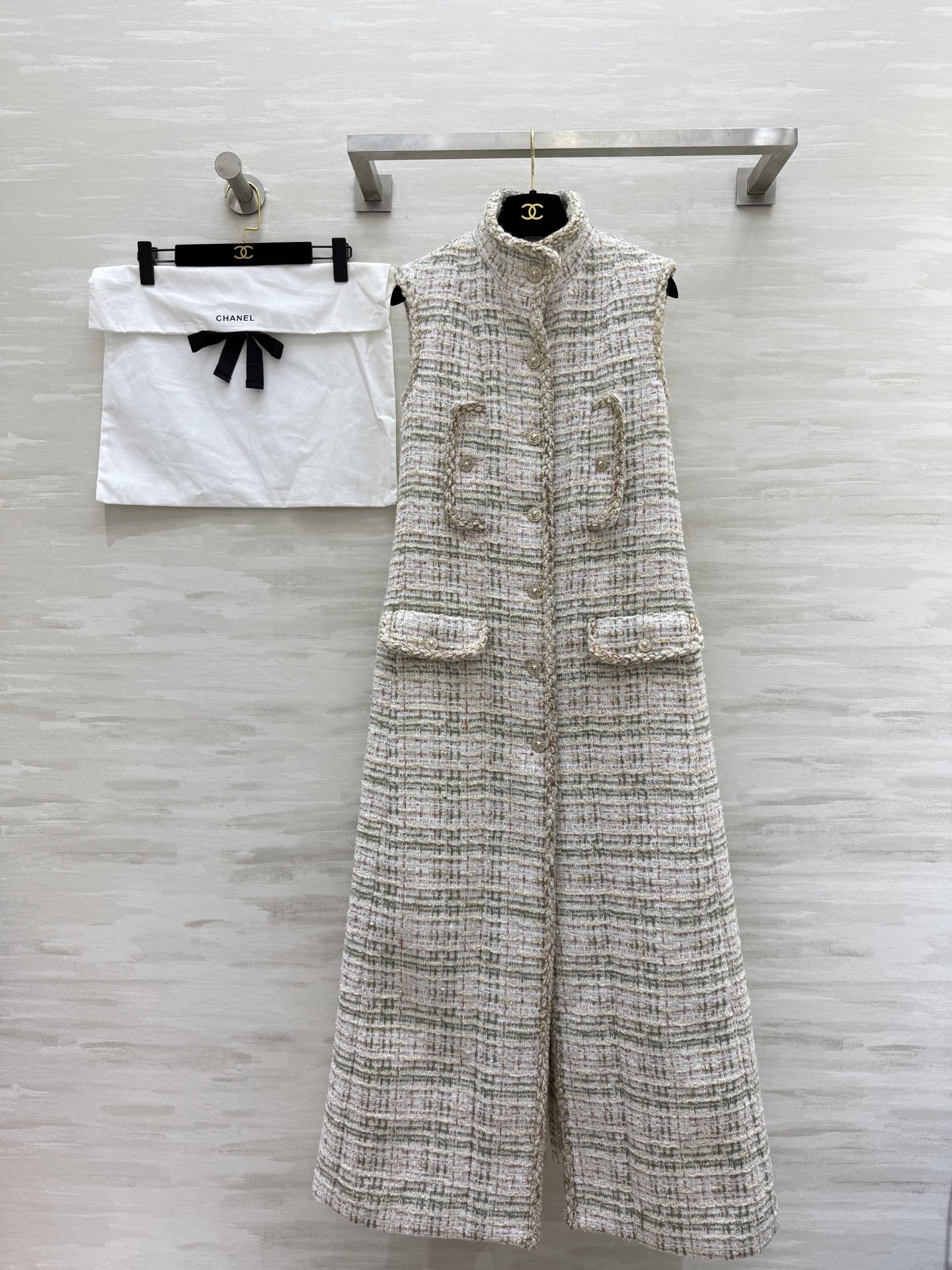NO:471618,#Chane autumn and winter new woven vest skirt Customized special yarn woven soft tweed fabric Pure hand-woven lace decoration Classic double pockets Three-dimensional tailoring H-shaped upper body making it look slim High quality Spot first-time size36/38/40 (Size 88 bust, 130 length), Chanel, skirts, alexander wang19860909#Chane秋冬新款编织马甲式背心裙 定制特种纱编织软花呢面料 纯手工交织花边装饰 经典双口袋 立体剪裁H版型上身巨显瘦 高品质 现货首发size36/38/40（s码胸围88,衣长130）,,chanel,skirts,alexander wang,Women's clothing