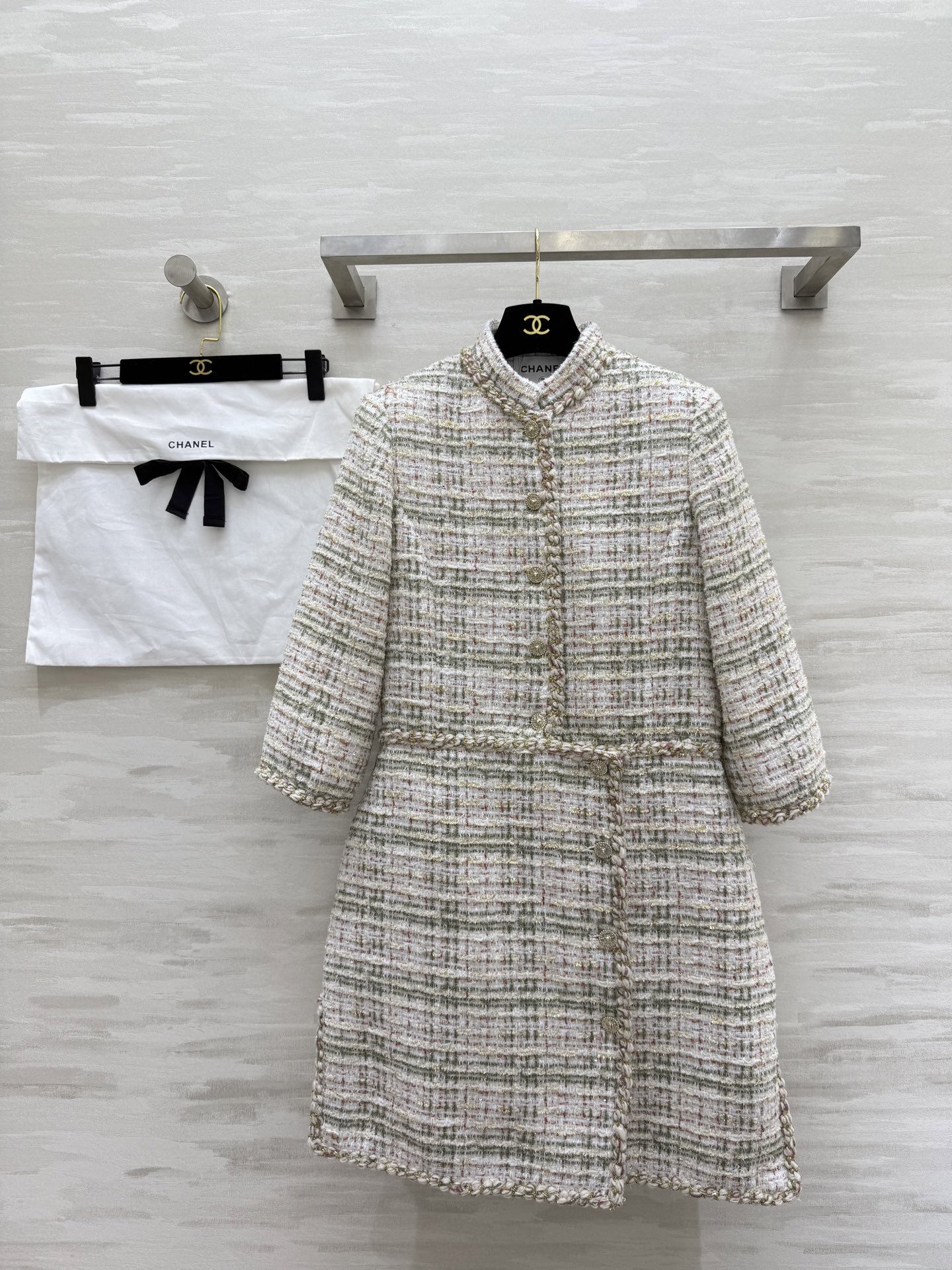 NO:471630,#Chane autumn and winter new woven dress Customized special yarn woven soft tweed fabric Pure hand-woven lace decoration Classic double pockets Three-dimensional tailoring H-shaped upper body making it look slim High quality Spot size36/38/40 (size s shoulder width 37, bust 88, length 90), Chanel, skirts, alexander wang19860909#Chane秋冬新款编织连衣裙 定制特种纱编织软花呢面料 纯手工交织花边装饰 经典双口袋 立体剪裁H版型上身巨显瘦 高品质 现货首发size36/38/40（s码肩宽37,胸围88,衣长90）,,chanel,skirts,alexander wang,Women's clothing