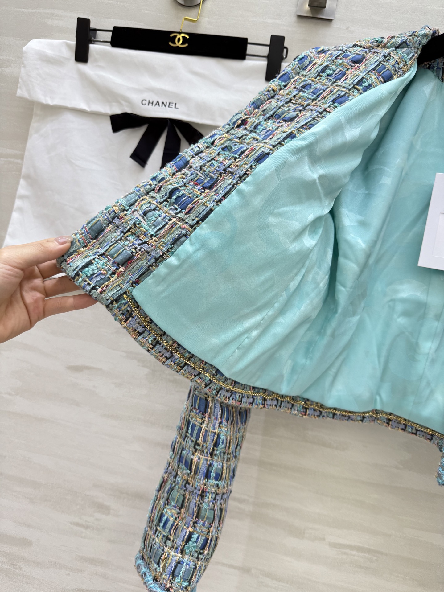 #Chane♡²⁵秋冬新款 孔雀蓝编织外套 原版开发编织面料 自带高级感的色系 复古圆领非常优雅大方 聚