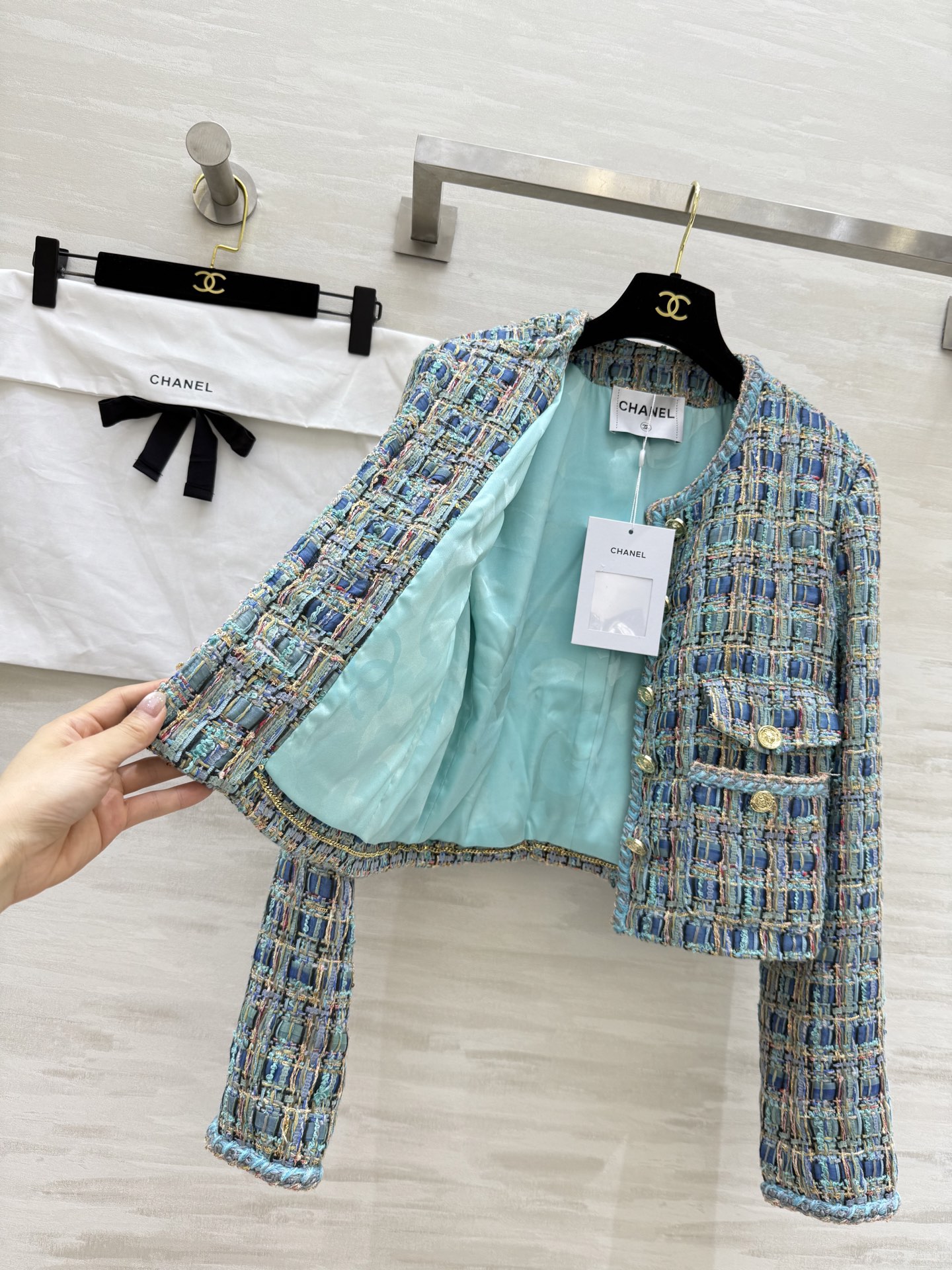 #Chane♡²⁵秋冬新款 孔雀蓝编织外套 原版开发编织面料 自带高级感的色系 复古圆领非常优雅大方 聚