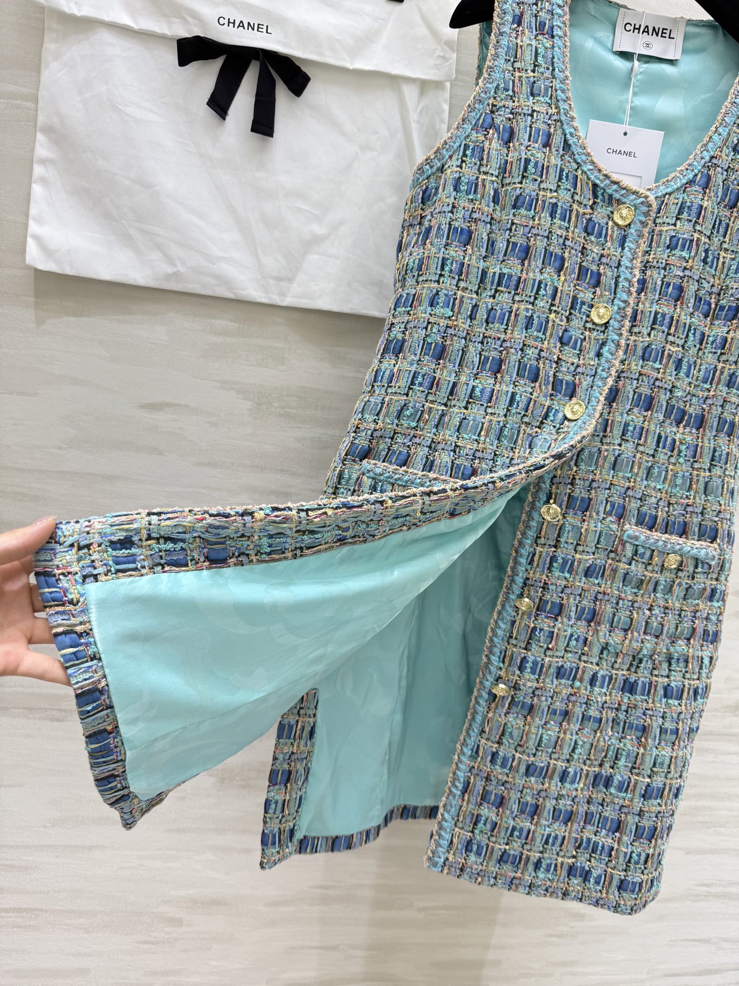 #Chane♡²⁵秋冬新款 孔雀蓝编织连衣裙 原版开发编织面料 气质名媛风 定制纽扣 满满的高级感 口袋