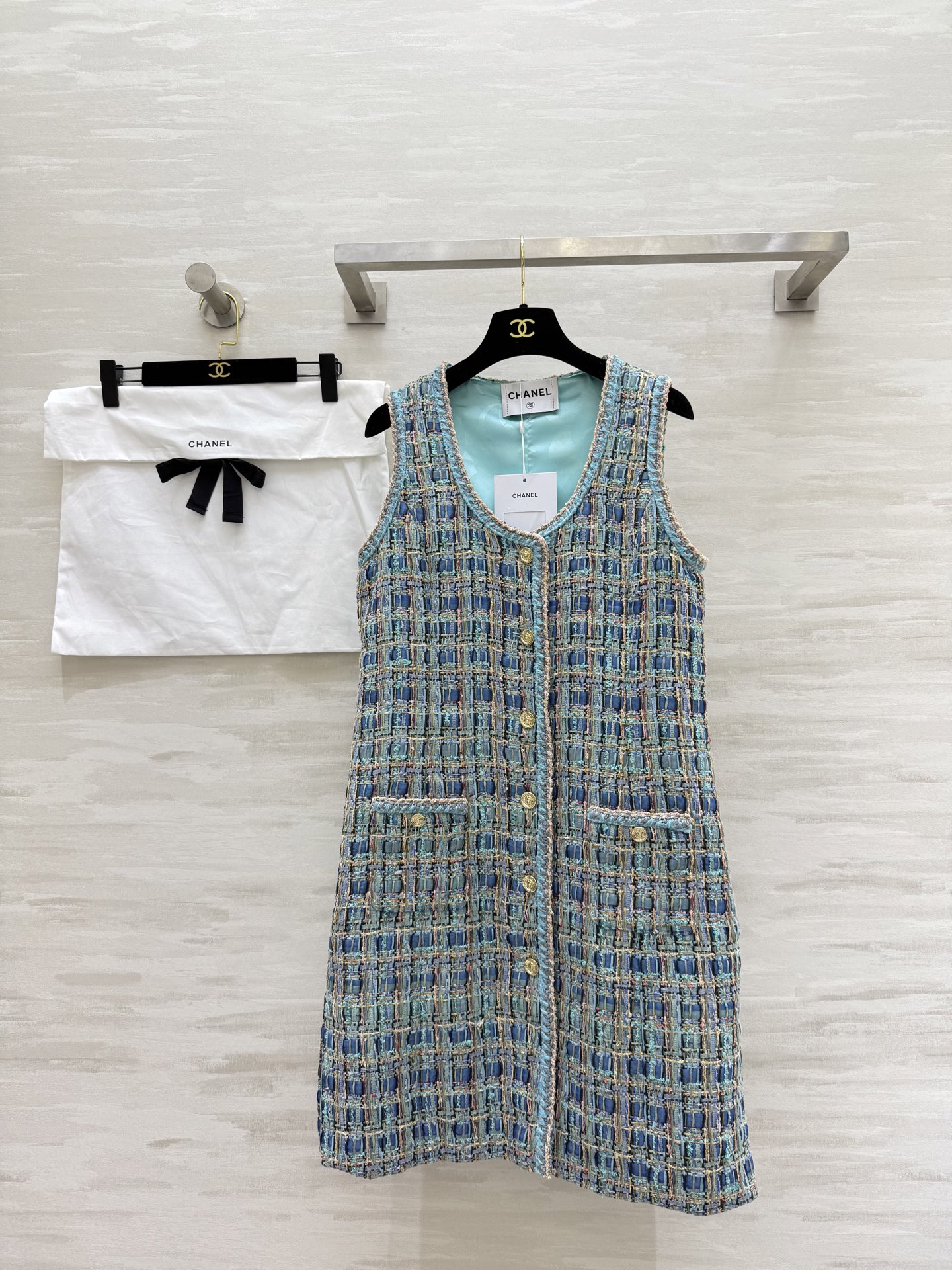 NO:471663,#Chane autumn and winter new style peacock blue woven dress Original developed woven fabric Temperament style Custom buttons Full of high-end feeling Pocket decoration design Pretty socialite temperament Style Paired with the same color jacket with halo High quality Spot sizeS/M/L (Size 86 bust, 90 length), Chanel, skirts, jackets & coats, alexander wang19860909#Chane秋冬新款 孔雀蓝编织连衣裙 原版开发编织面料 气质名媛风 定制纽扣 满满的高级感 口袋装饰设计 上身妥妥的名媛气质风 搭配同款色系外套自带光环 高品质 现货来sizeS/M/L（s码胸围86,衣长90）,,chanel,skirts,jackets & coats,alexander wang,Women's clothing