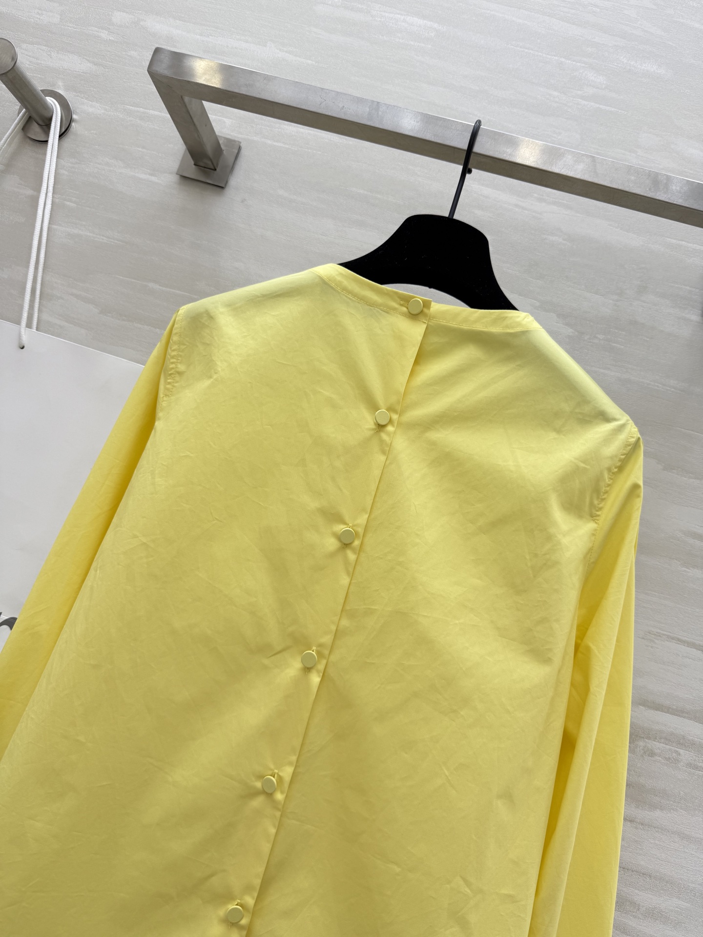 #MAX Mar♡²⁵早秋新款 尖褶圆领长袖衬衣 亮眼柠檬黄色调 圆弧剪裁宽松版型上身超显瘦 后背包扣设