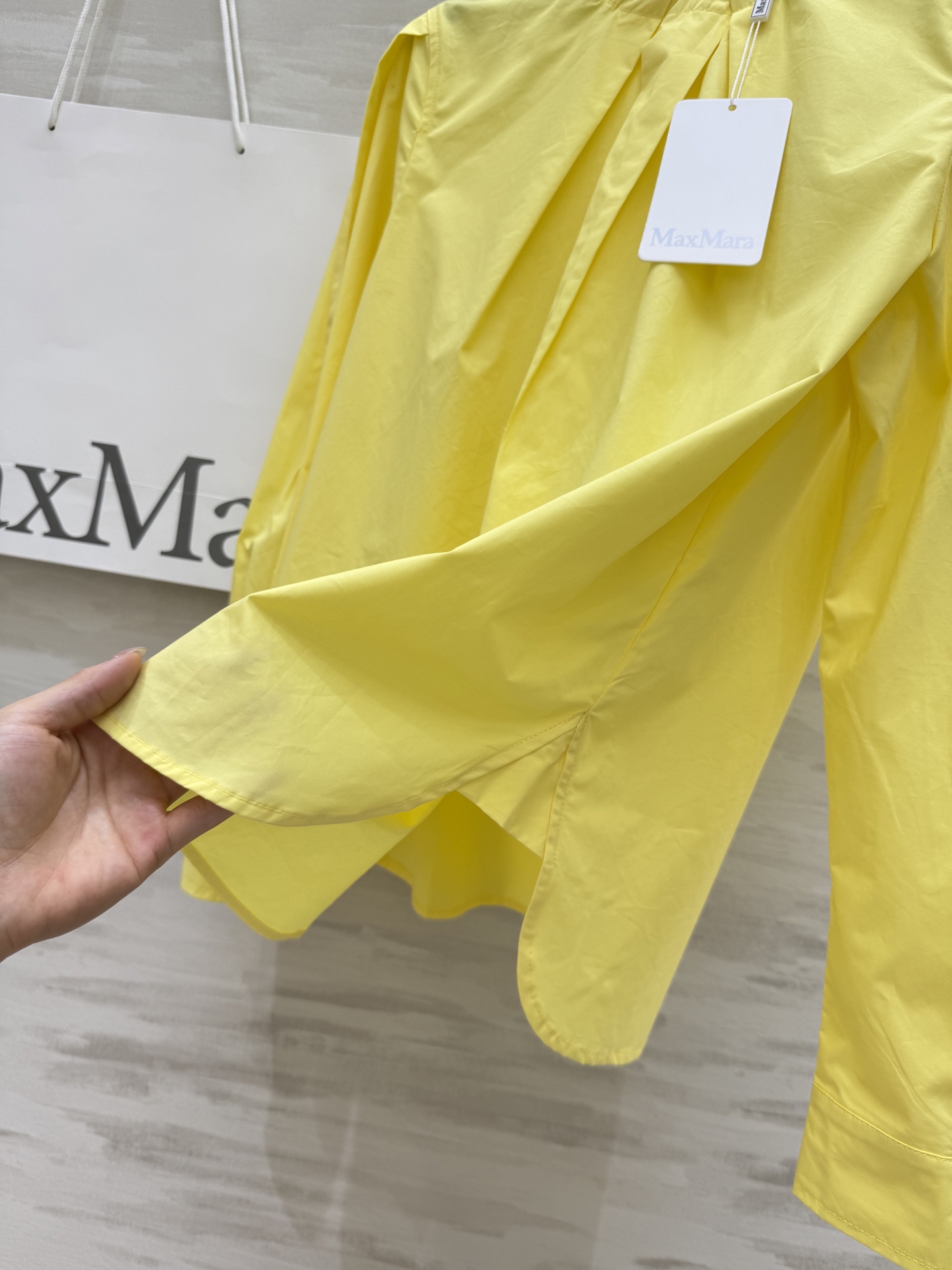 #MAX Mar♡²⁵早秋新款 尖褶圆领长袖衬衣 亮眼柠檬黄色调 圆弧剪裁宽松版型上身超显瘦 后背包扣设