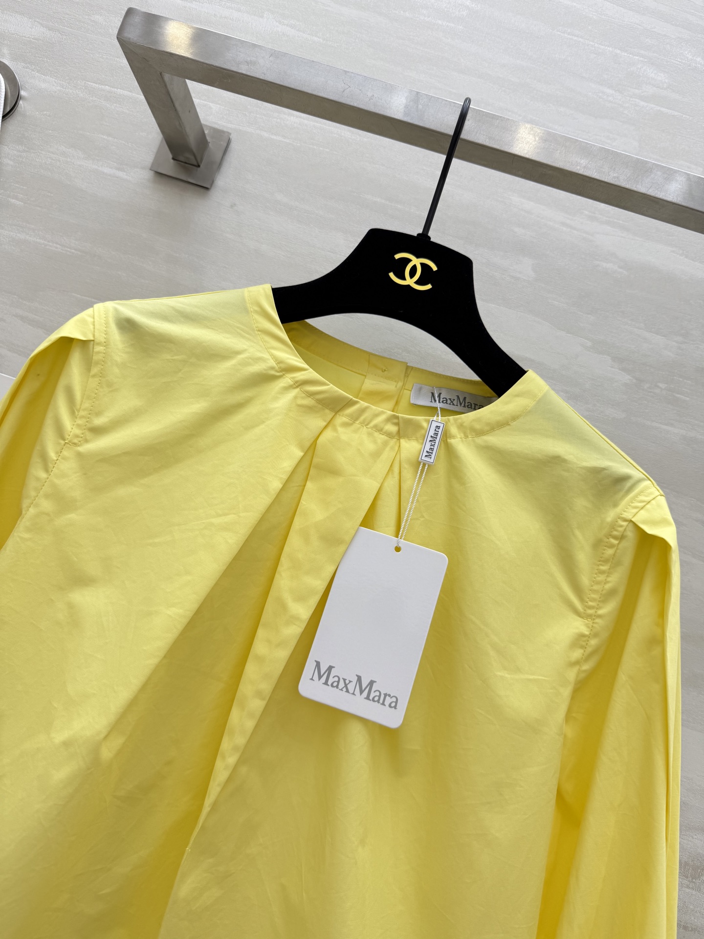 #MAX Mar♡²⁵早秋新款 尖褶圆领长袖衬衣 亮眼柠檬黄色调 圆弧剪裁宽松版型上身超显瘦 后背包扣设