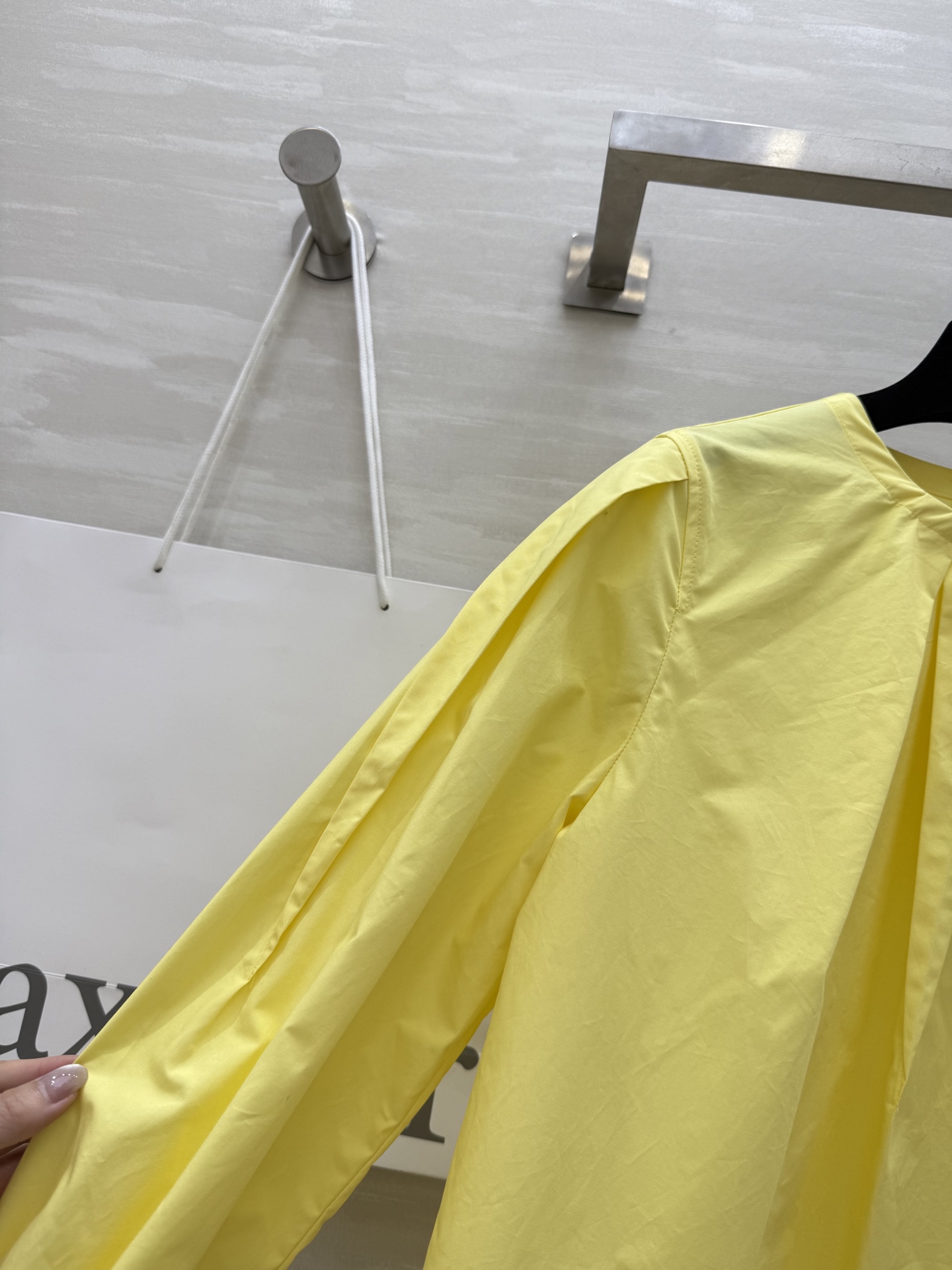 #MAX Mar♡²⁵早秋新款 尖褶圆领长袖衬衣 亮眼柠檬黄色调 圆弧剪裁宽松版型上身超显瘦 后背包扣设