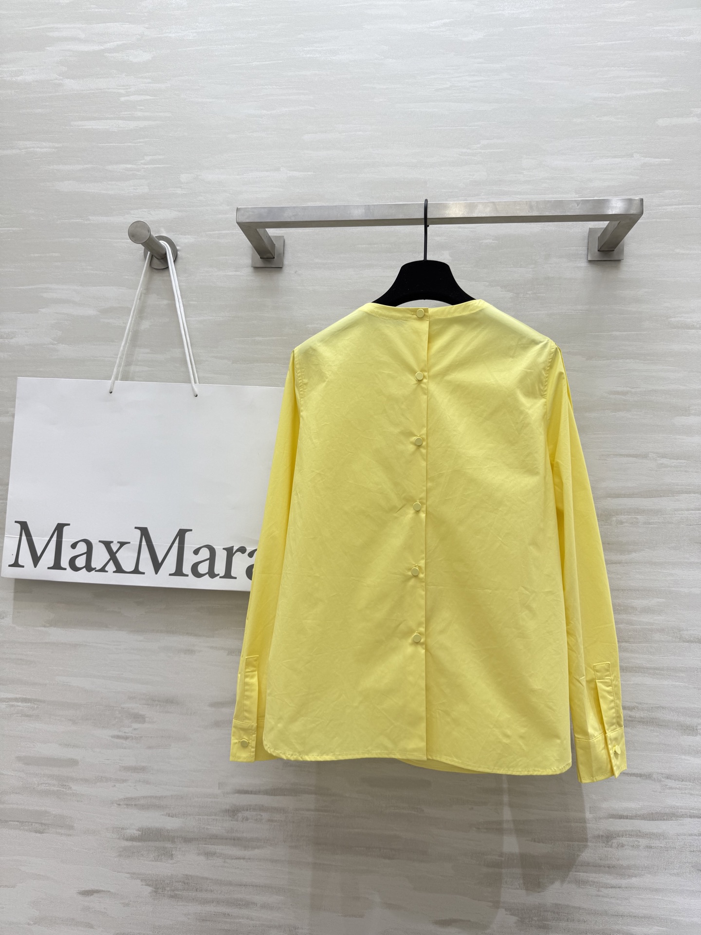 #MAX Mar♡²⁵早秋新款 尖褶圆领长袖衬衣 亮眼柠檬黄色调 圆弧剪裁宽松版型上身超显瘦 后背包扣设