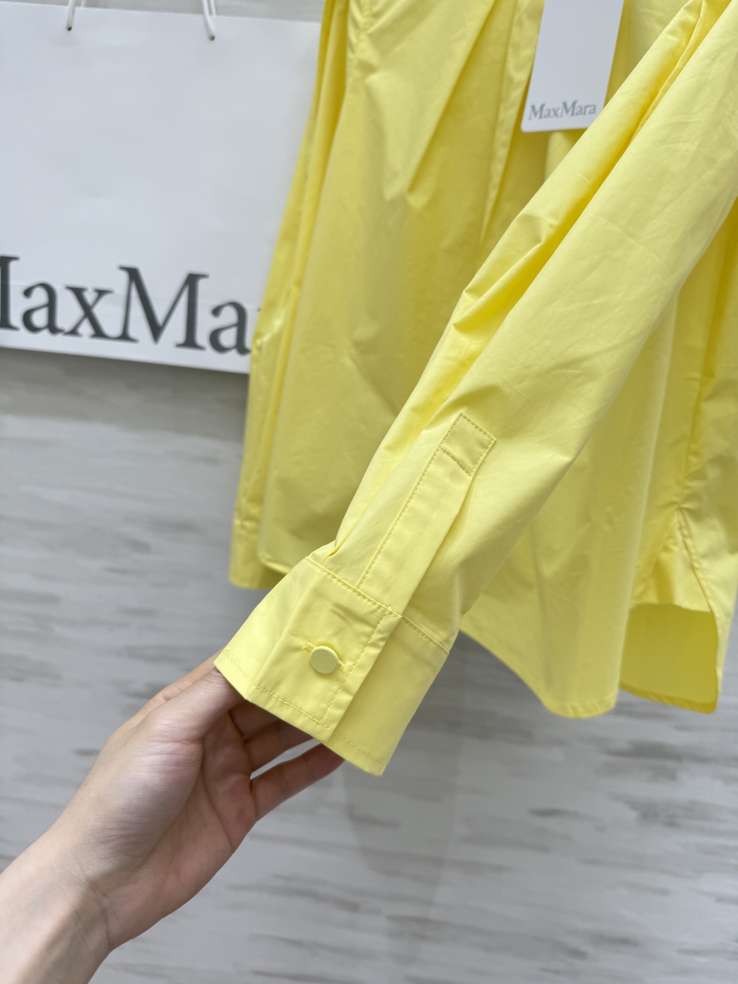 #MAX Mar♡²⁵早秋新款 尖褶圆领长袖衬衣 亮眼柠檬黄色调 圆弧剪裁宽松版型上身超显瘦 后背包扣设