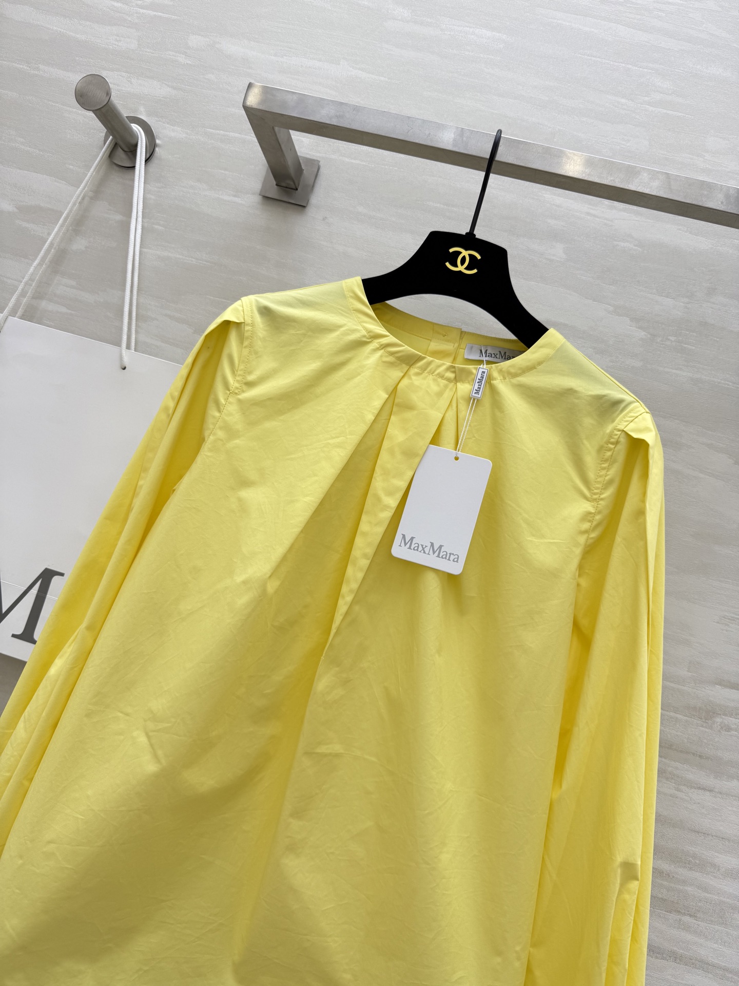 #MAX Mar♡²⁵早秋新款 尖褶圆领长袖衬衣 亮眼柠檬黄色调 圆弧剪裁宽松版型上身超显瘦 后背包扣设