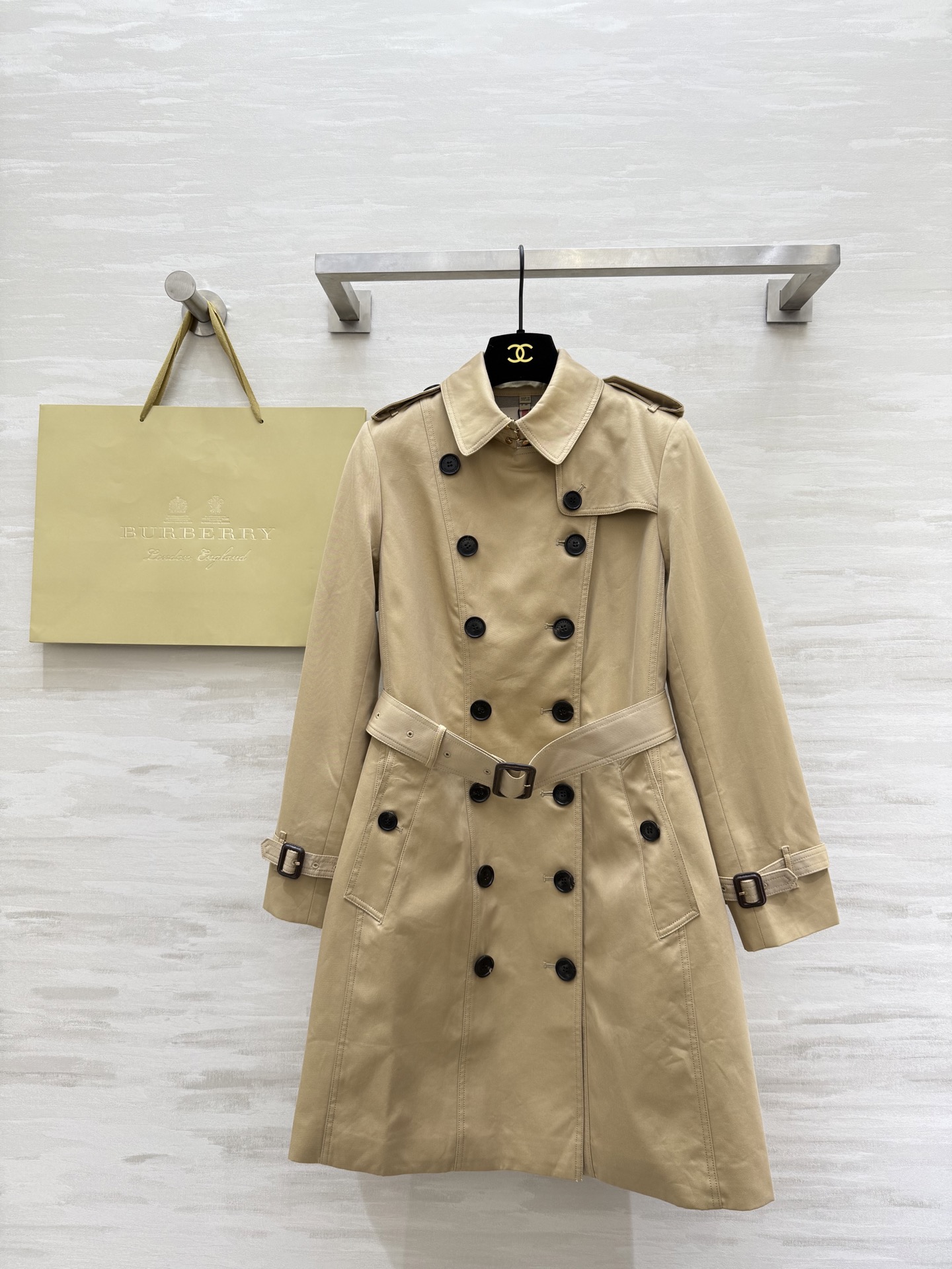 NO:472620,#Burberr new autumn and winter style high-end products Women's windbreaker Classic mid-length coat Gabadian cotton waterproof waist slim jacket delivery double cuffs High quality Spot first-time size4/6/8/10/12 (UK6 size shoulder width 36, bust 90, length 89), Burberry, jackets & coats, alexander wang19860909#Burberr秋冬新款 高端货 女士风衣 经典中长款大衣 嘎巴甸棉防水 腰部修身外套 配送双袖带 高品质 现货首发size4/6/8/10/12（uk6码肩宽36,胸围90,衣长89）,,burberry,jackets & coats,alexander wang,Women's clothing