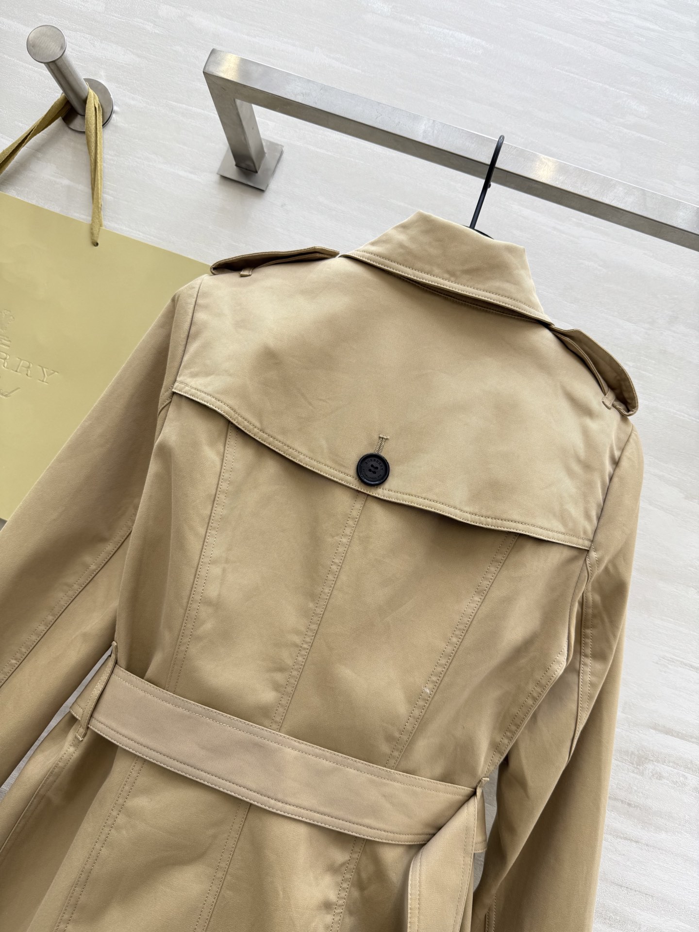 #Burberr♡²⁵秋冬新款 高端货 女士风衣 经典中长款大衣 嘎巴甸棉防水 腰部修身外套 配送双袖带