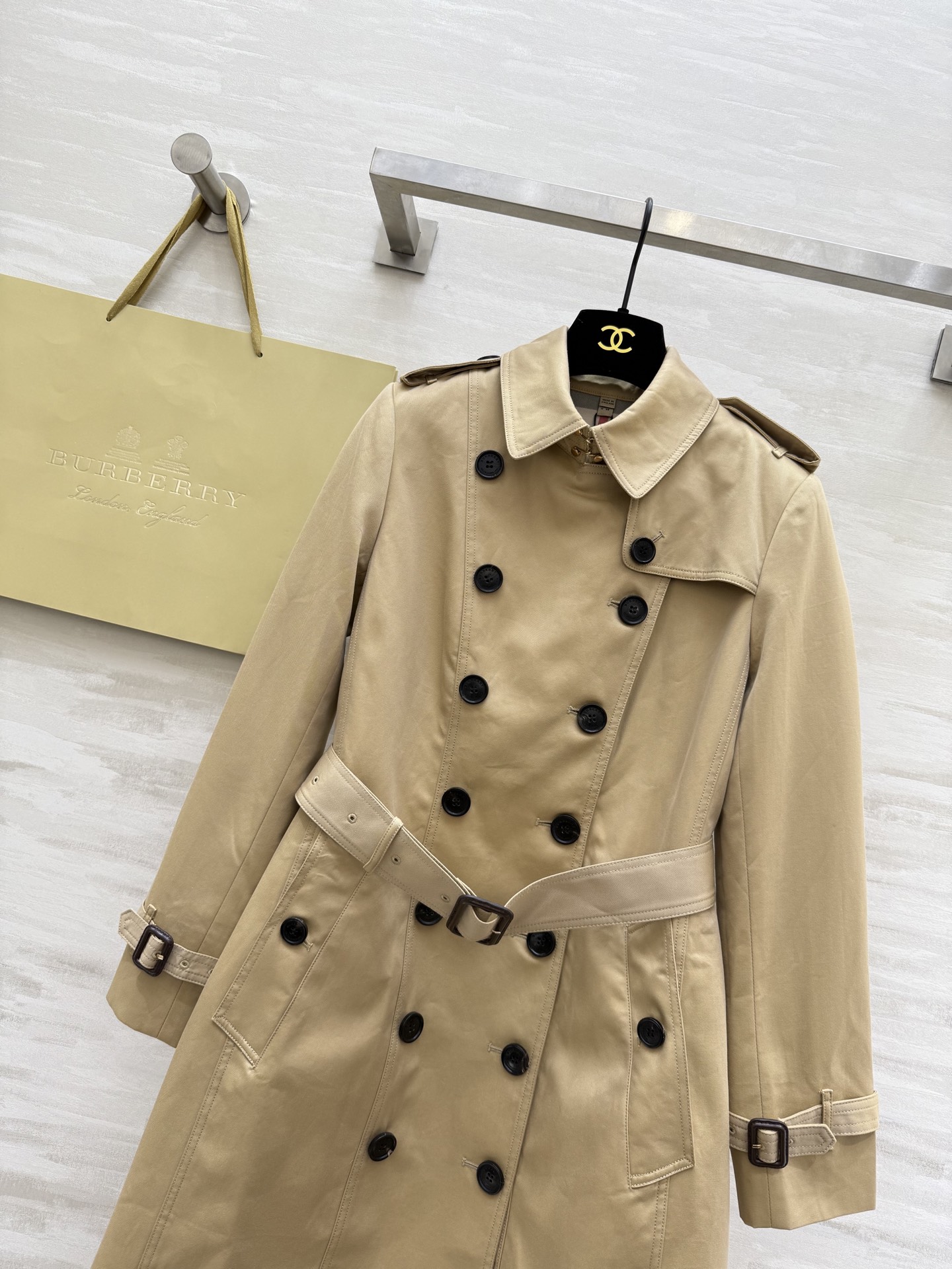 #Burberr♡²⁵秋冬新款 高端货 女士风衣 经典中长款大衣 嘎巴甸棉防水 腰部修身外套 配送双袖带