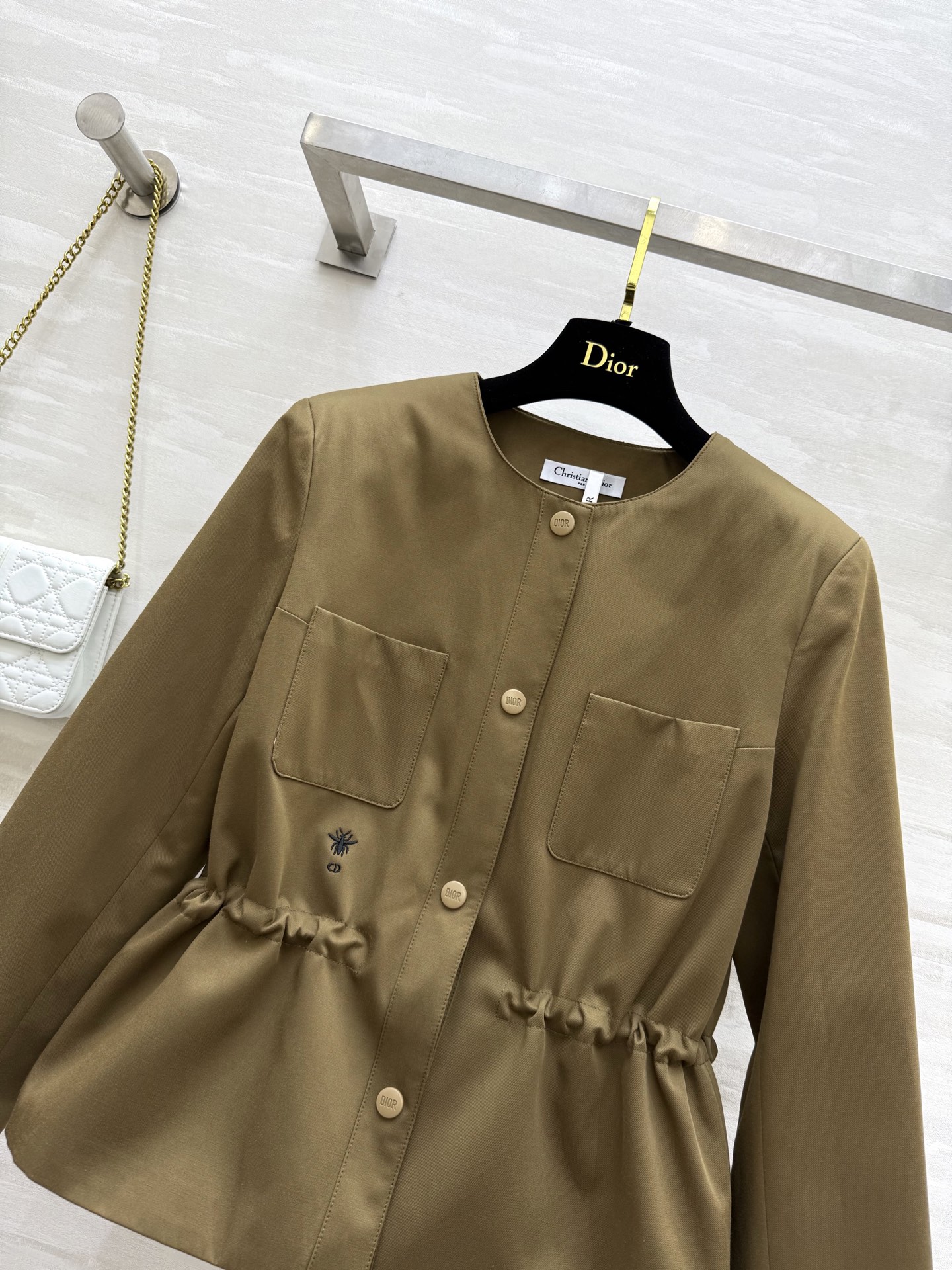 #DIO♡²⁵秋冬新款 圆领收腰风衣 经典小蜜蜂🐝刺绣logo 内衬经典老花logo 强调细节感 低调奢