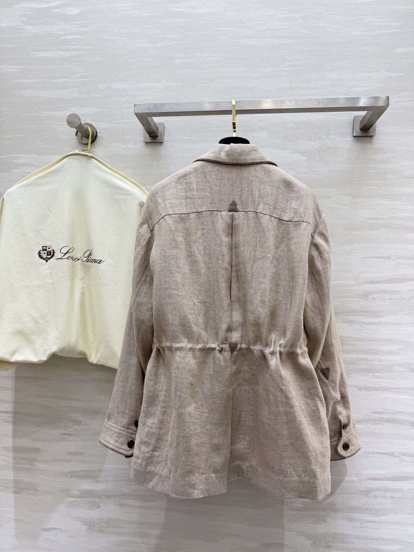 #LP🆕²⁵秋冬新款 猎装亚麻夹克外套 英式老钱风穿搭 后背与手肘加褶设计提升舒适度 可调节收腰经典版型