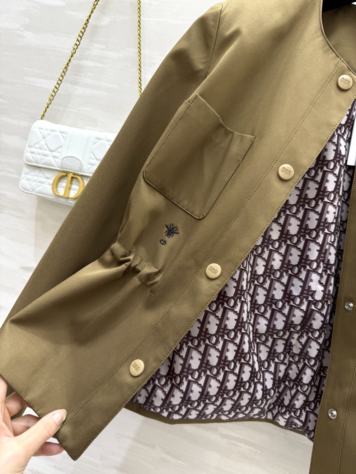 #DIO♡²⁵秋冬新款 圆领收腰风衣 经典小蜜蜂🐝刺绣logo 内衬经典老花logo 强调细节感 低调奢