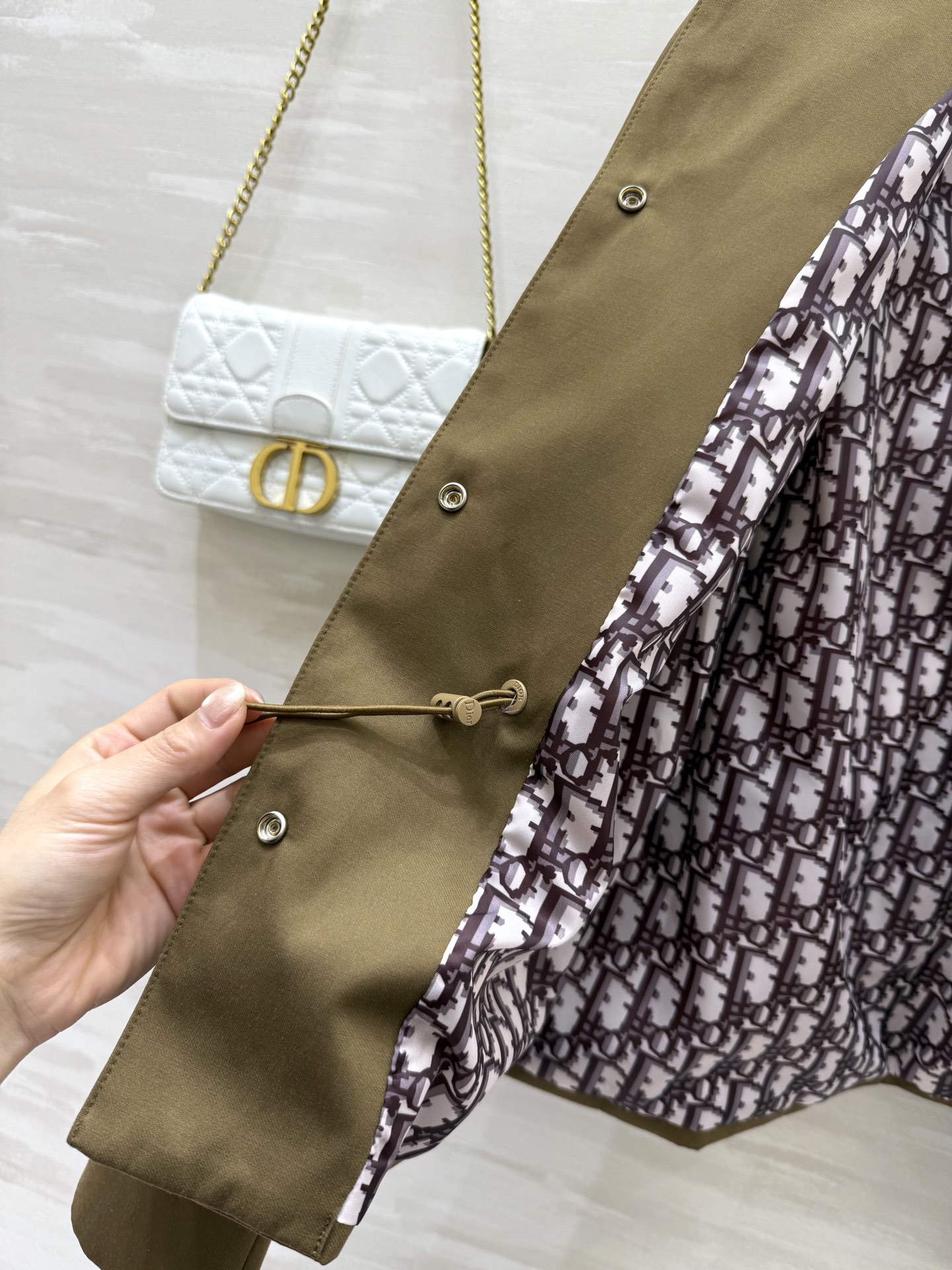 #DIO♡²⁵秋冬新款 圆领收腰风衣 经典小蜜蜂🐝刺绣logo 内衬经典老花logo 强调细节感 低调奢