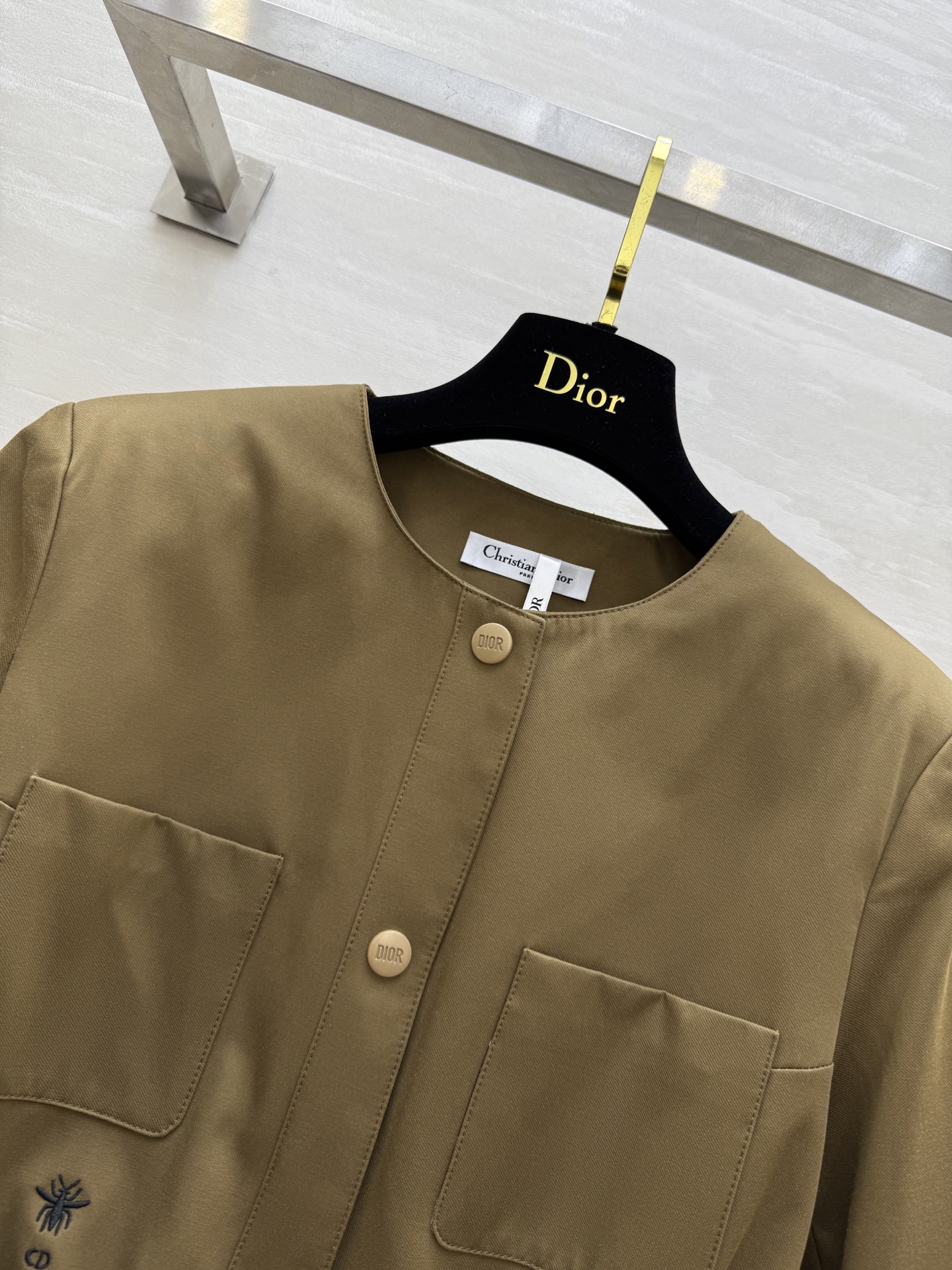 #DIO♡²⁵秋冬新款 圆领收腰风衣 经典小蜜蜂🐝刺绣logo 内衬经典老花logo 强调细节感 低调奢