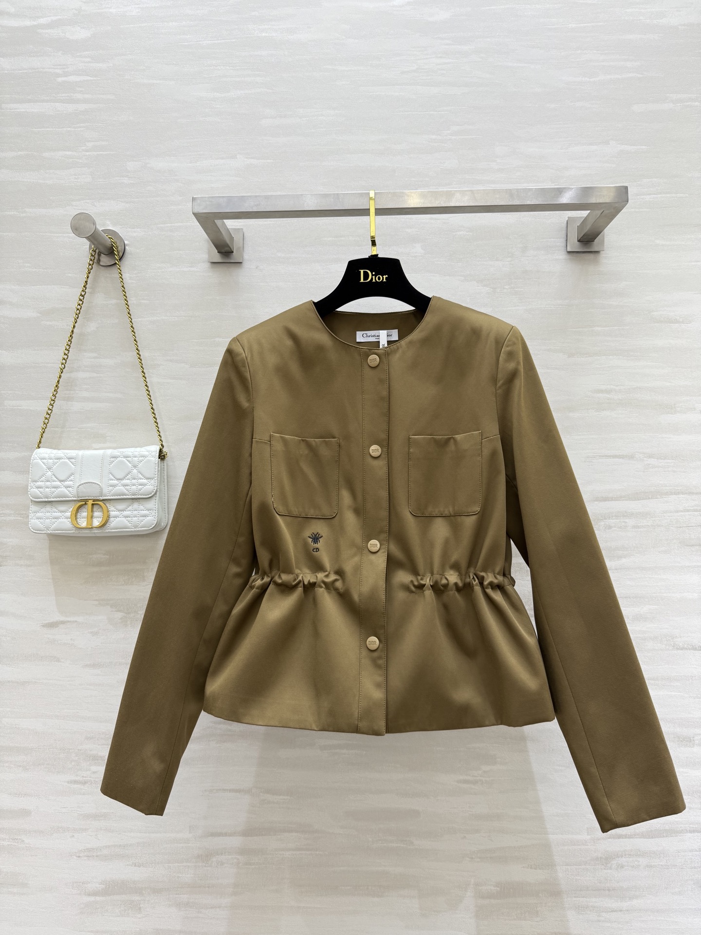 NO:472659,#DIO autumn and winter new style round neck waist-hugging windbreaker classic bee embroidered logo lining classic presbyterian logo emphasizing detail low-key luxury heavy high-density windbreaker fabric overall texture online high quality customization spot first-time size36/38/40 (36 size shoulder width 36, bust 90, 56 length), dior,alexander wang19860909#DIO秋冬新款 圆领收腰风衣 经典小蜜蜂刺绣logo 内衬经典老花logo 强调细节感 低调奢华 重磅高密风衣面料 整体质感在线 高品质定制 现货首发size36/38/40（36码肩宽36,胸围90,衣长56）,,dior,alexander wang,Women's clothing