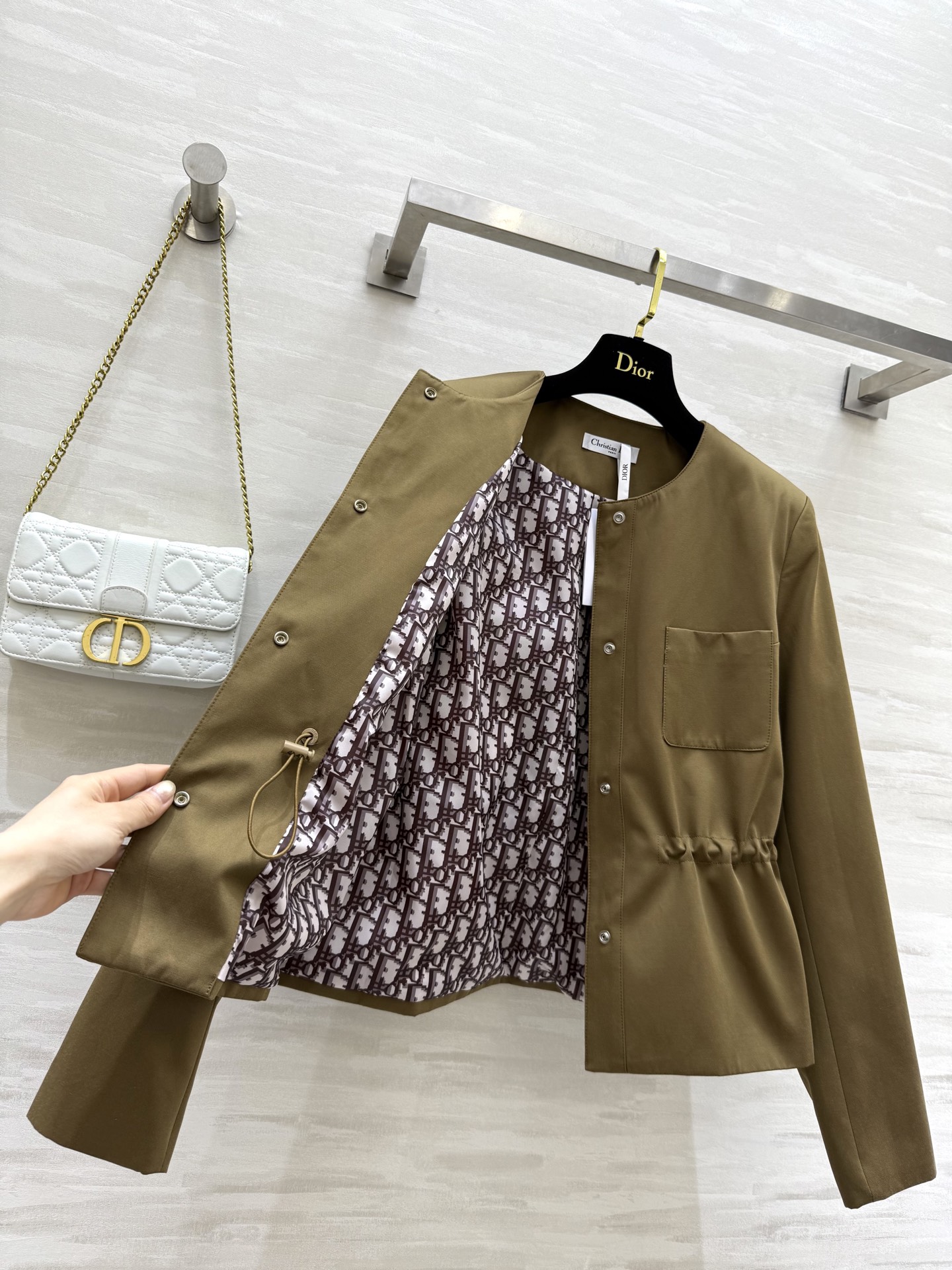 #DIO♡²⁵秋冬新款 圆领收腰风衣 经典小蜜蜂🐝刺绣logo 内衬经典老花logo 强调细节感 低调奢