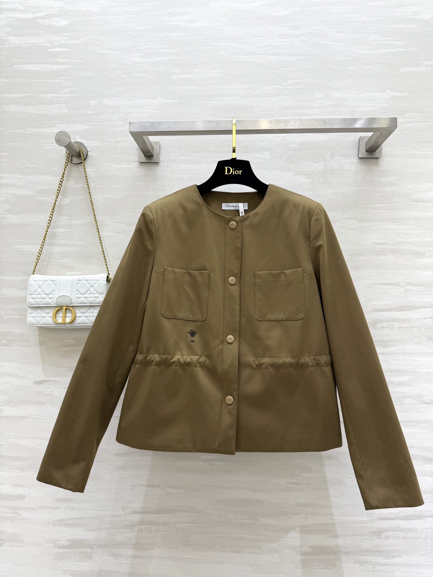 #DIO♡²⁵秋冬新款 圆领收腰风衣 经典小蜜蜂🐝刺绣logo 内衬经典老花logo 强调细节感 低调奢