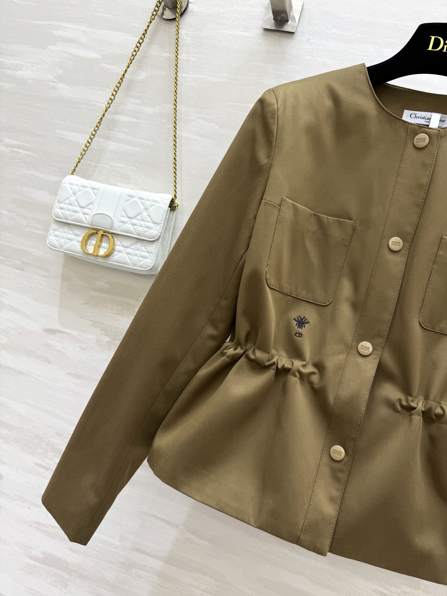 #DIO♡²⁵秋冬新款 圆领收腰风衣 经典小蜜蜂🐝刺绣logo 内衬经典老花logo 强调细节感 低调奢