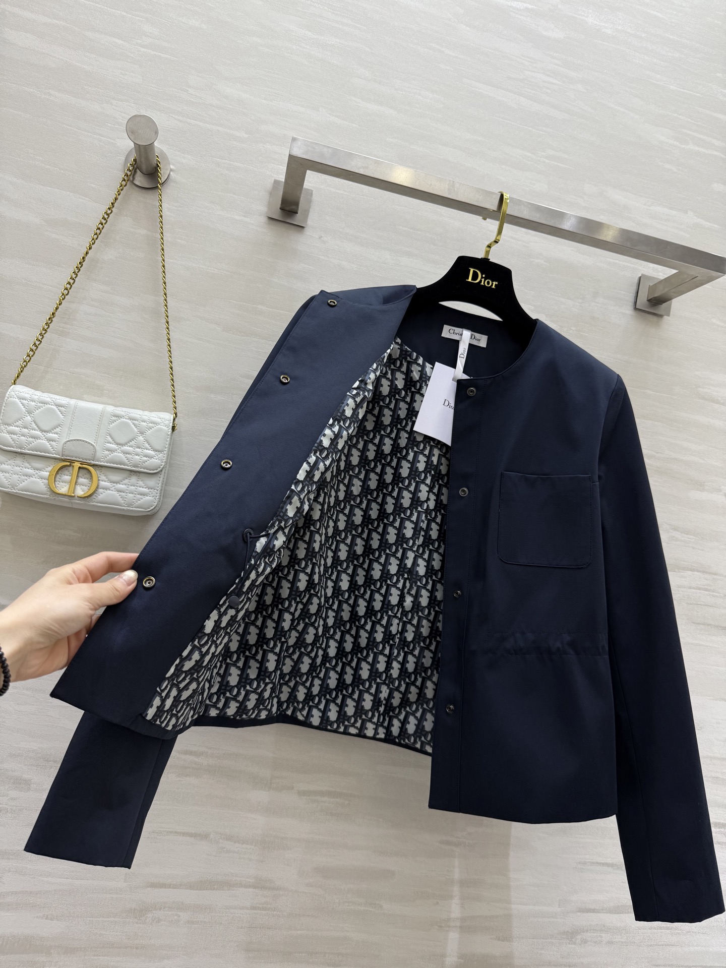 #DIO♡²⁵秋冬新款 圆领收腰风衣 经典小蜜蜂🐝刺绣logo 内衬经典老花logo 强调细节感 低调奢