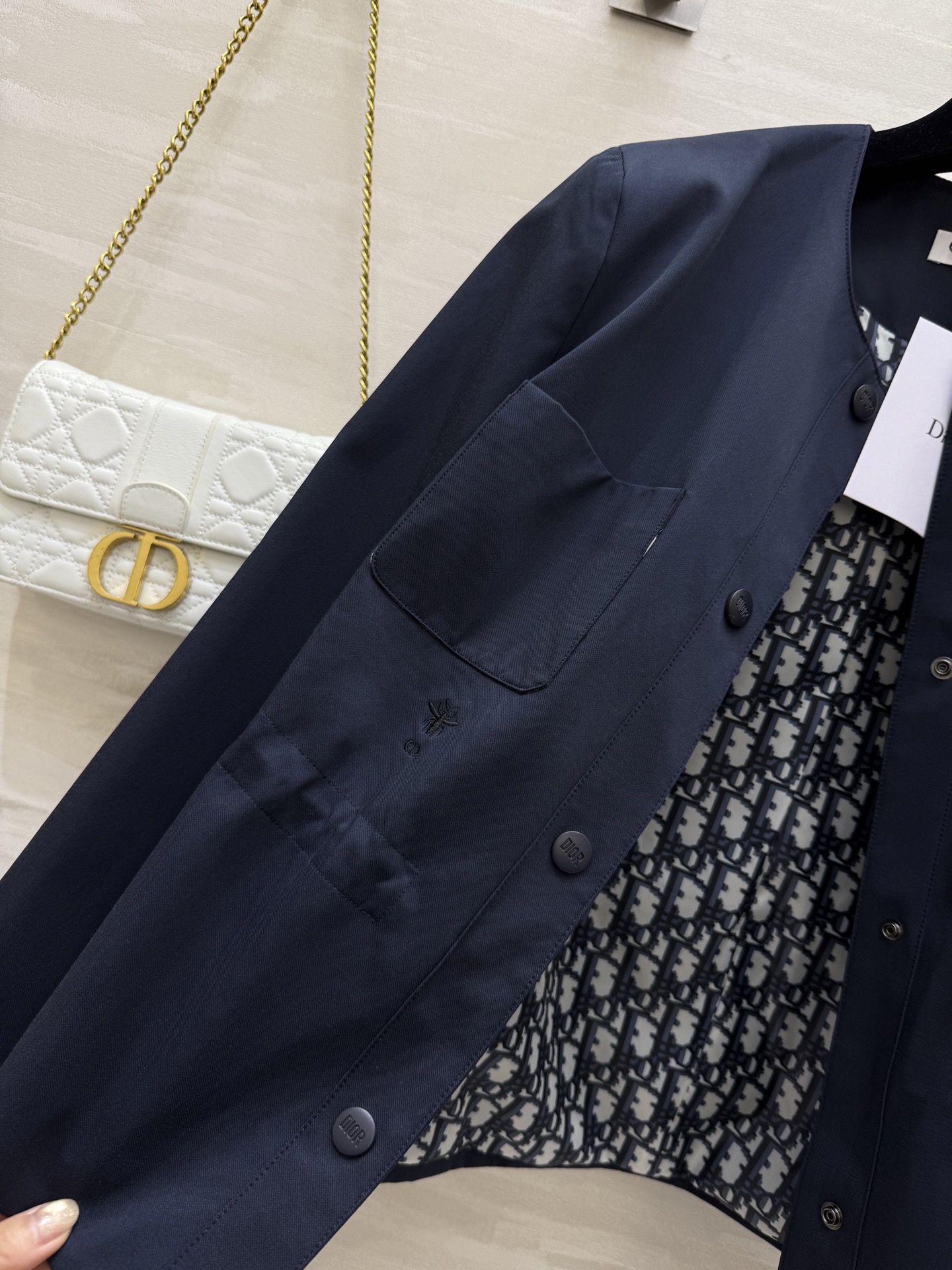 #DIO♡²⁵秋冬新款 圆领收腰风衣 经典小蜜蜂🐝刺绣logo 内衬经典老花logo 强调细节感 低调奢