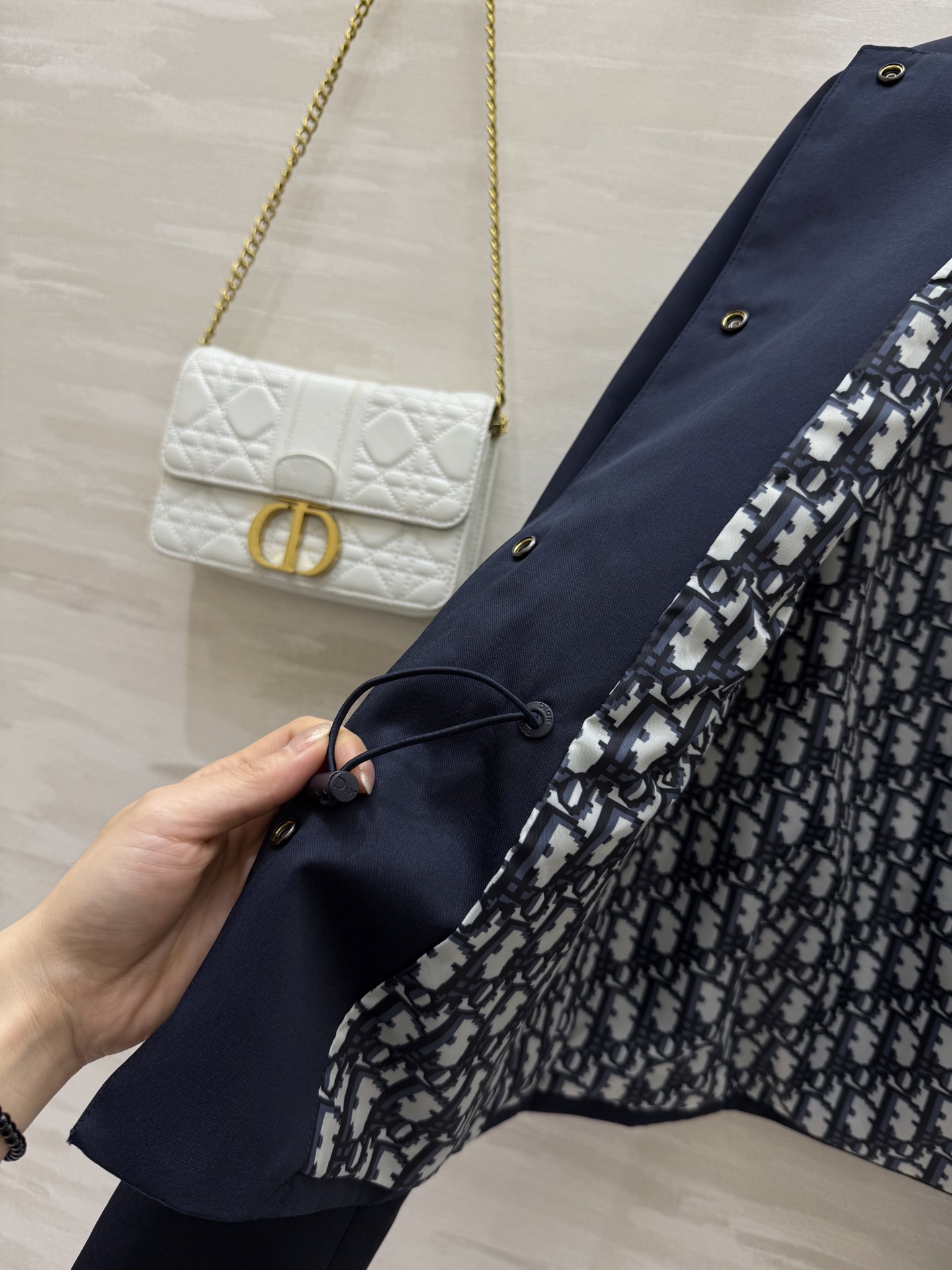 #DIO♡²⁵秋冬新款 圆领收腰风衣 经典小蜜蜂🐝刺绣logo 内衬经典老花logo 强调细节感 低调奢