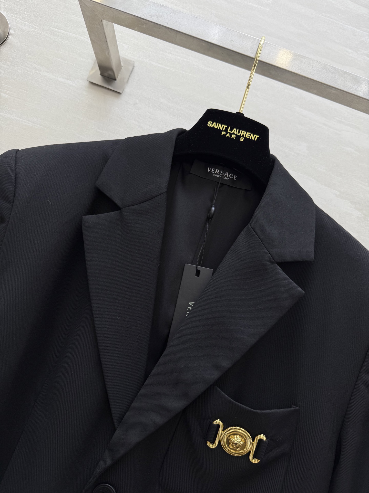 #Versac♡²⁵秋冬新款 经典黑色单排扣西装外套 低调奢华！平驳领单排扣沉稳正式 这件有意思的点在偏