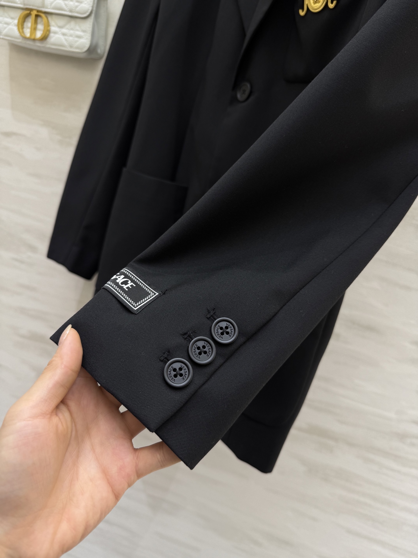 #Versac♡²⁵秋冬新款 经典黑色单排扣西装外套 低调奢华！平驳领单排扣沉稳正式 这件有意思的点在偏