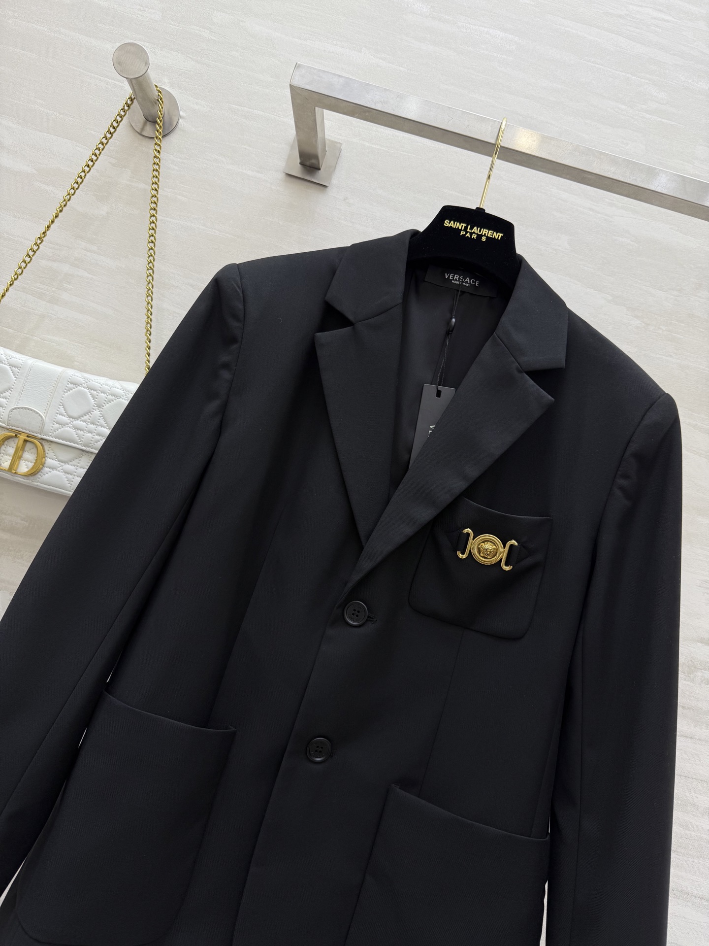 #Versac♡²⁵秋冬新款 经典黑色单排扣西装外套 低调奢华！平驳领单排扣沉稳正式 这件有意思的点在偏