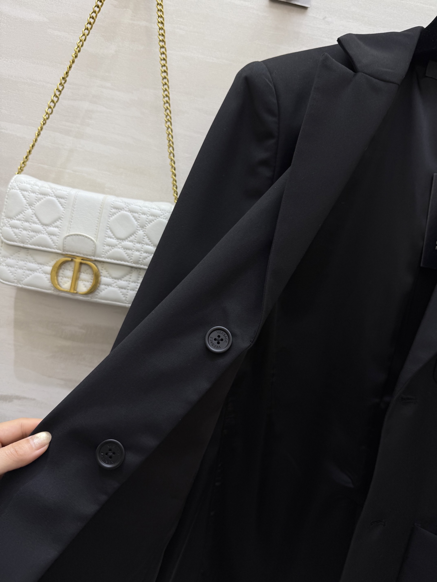 #Versac♡²⁵秋冬新款 经典黑色单排扣西装外套 低调奢华！平驳领单排扣沉稳正式 这件有意思的点在偏