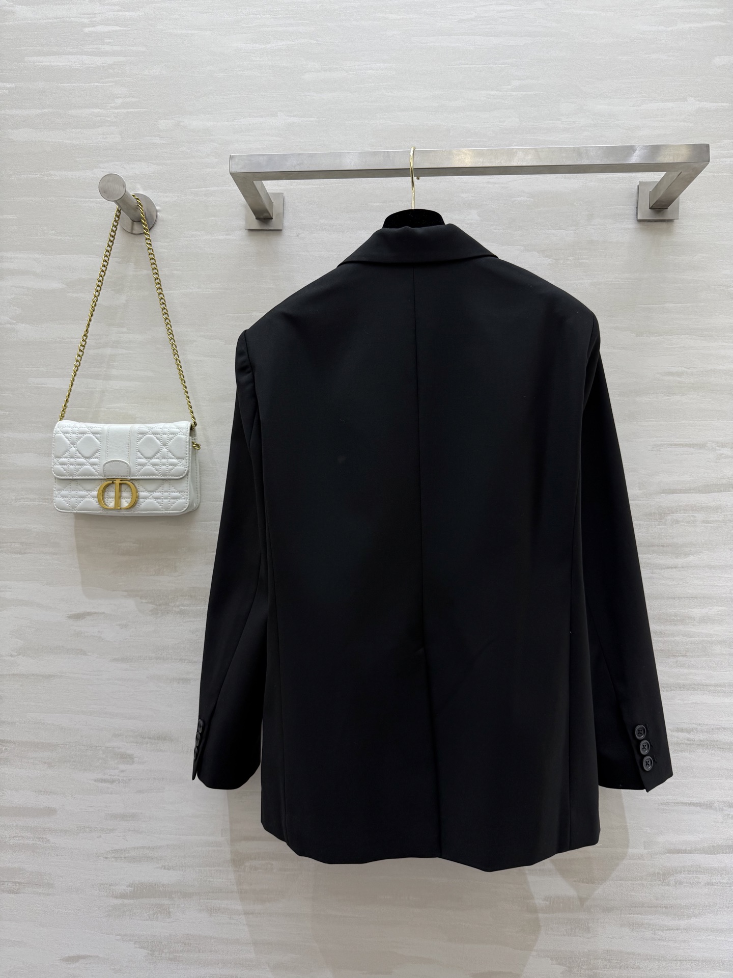 #Versac♡²⁵秋冬新款 经典黑色单排扣西装外套 低调奢华！平驳领单排扣沉稳正式 这件有意思的点在偏