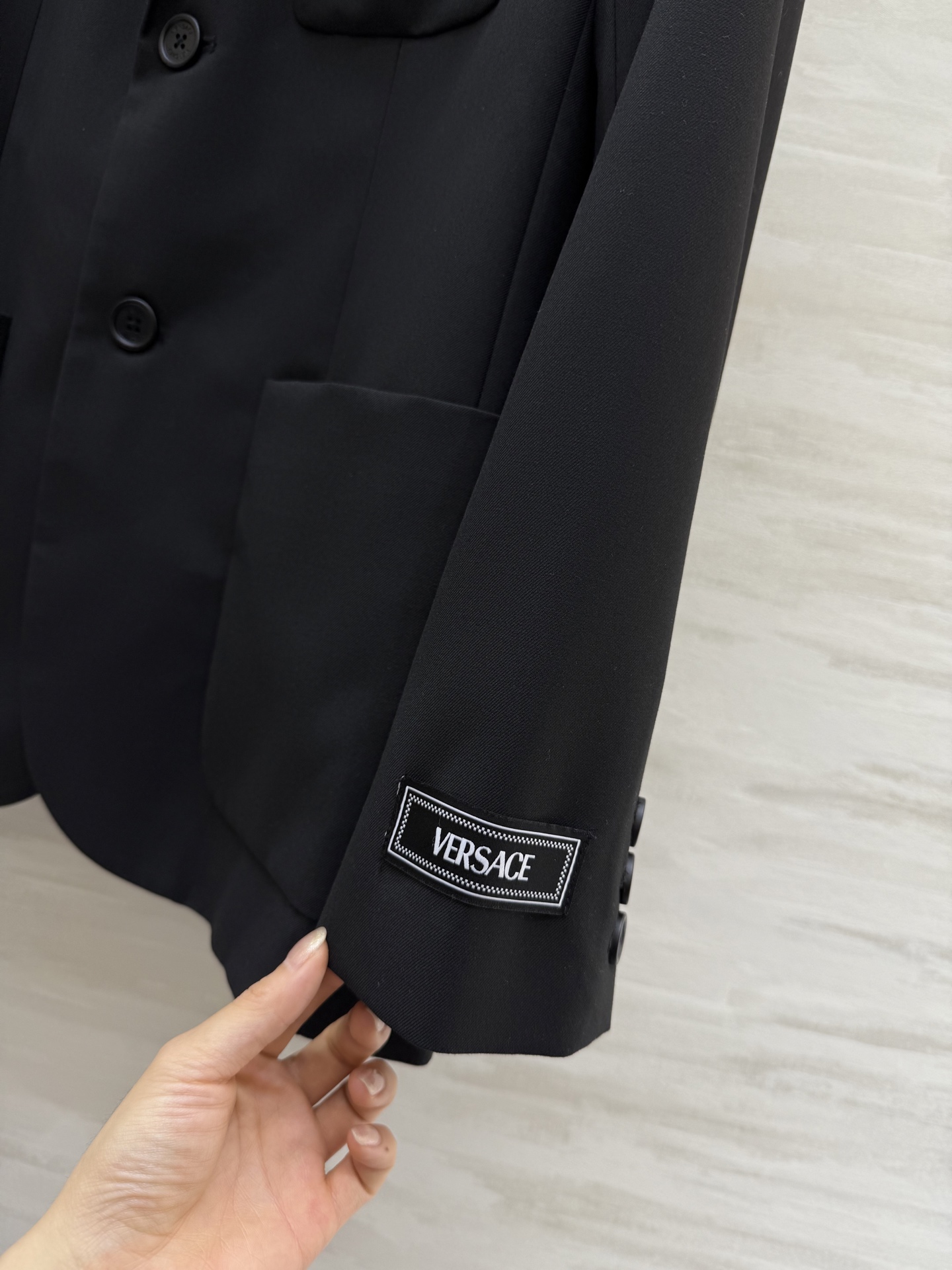 #Versac♡²⁵秋冬新款 经典黑色单排扣西装外套 低调奢华！平驳领单排扣沉稳正式 这件有意思的点在偏