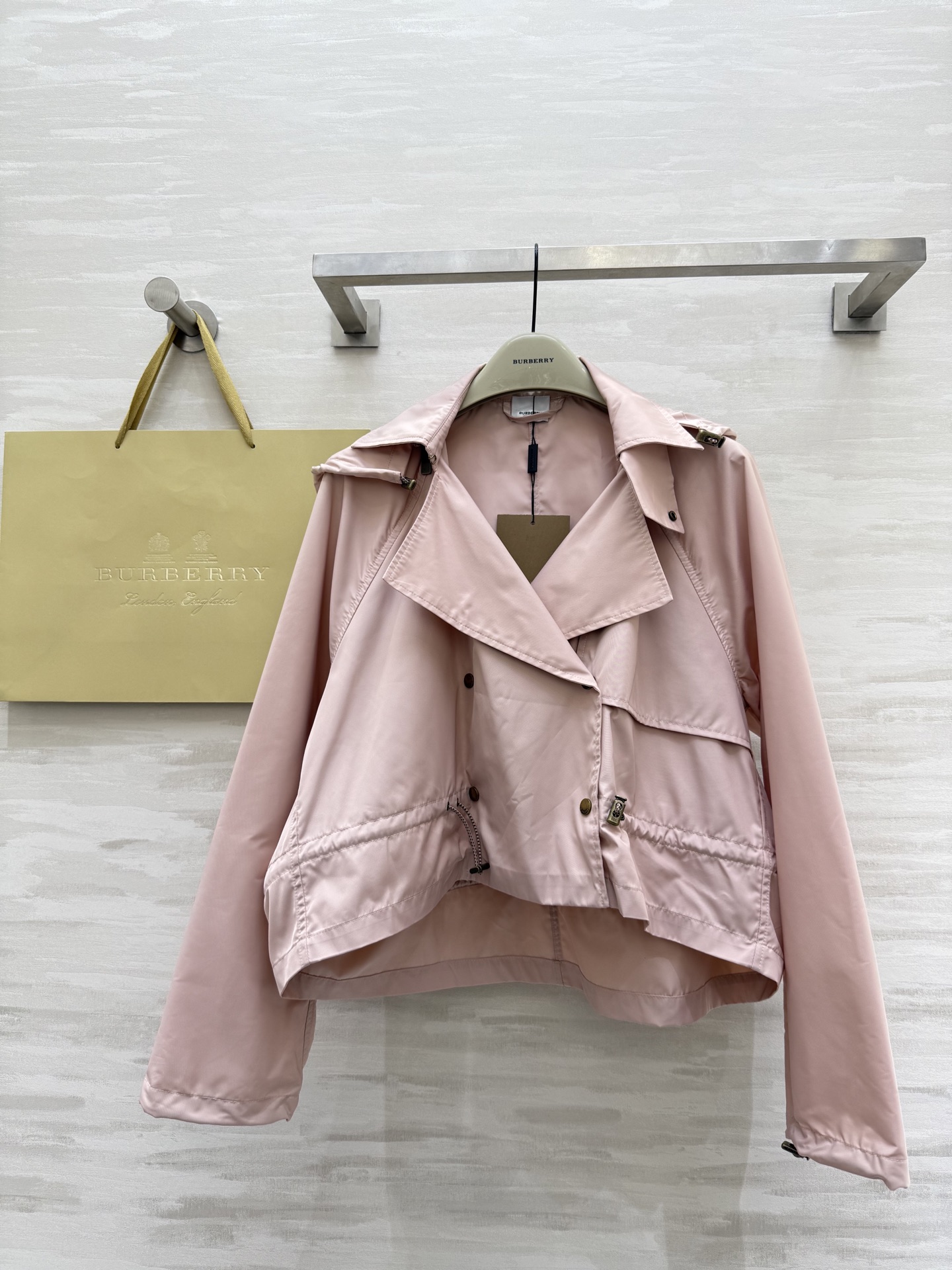 NO:472613,Dressing | The sense of high-end hidden in daily life Put Burberry into daily life!  A short windbreaker is wrapped in a cool walk!  Slack and advanced, daily commuting, shopping and dates!  Any combination seems to be carefully designed!  This is the magic of classic items~ Whoever wears them falls in love with the series High-quality customization Spot first-time sizeS/M/L (size s-s bust 112, 50-62 length), burberry, alexander wang19860909穿搭｜藏在日常里的高级感 把Burberry穿进日常！ 短款风衣一裹 走路都带飒劲儿！ 松弛又高级 日常通勤、逛街约会！随便搭搭都像精心设计过！ 这就是经典单品的魔力吧～ 谁穿谁爱上系列 高品质定制 现货首发sizeS/M/L（s码胸围112,衣长50-62）,,burberry,alexander wang,Women's clothing